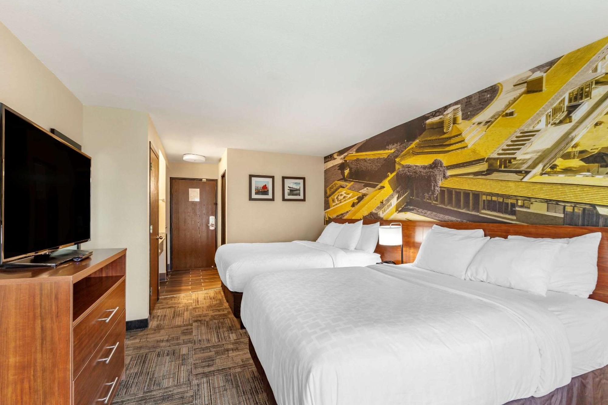 Quadruple Room with Two Queen Beds - Non Smoking/Pet Friendly