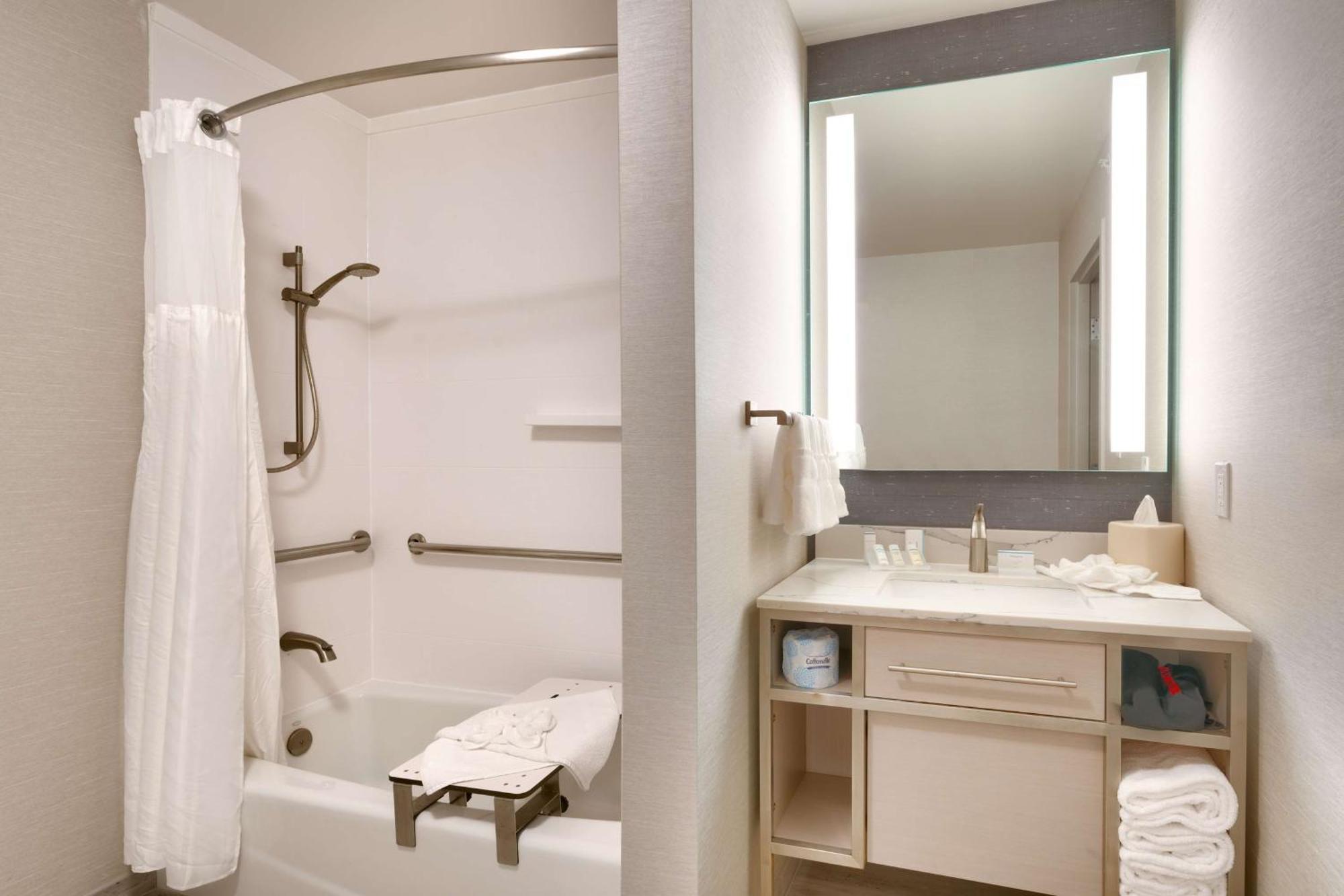 Queen Room with Two Queen Beds - Mobility and Hearing Access,1281391687:JPEG