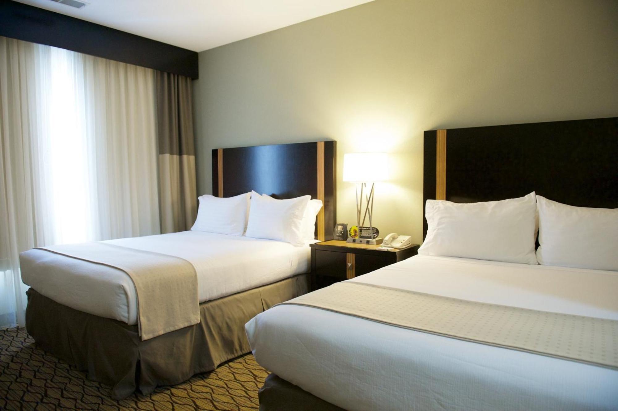 Queen Room with Two Queen Beds - Hearing Accessible/Non-Smoking