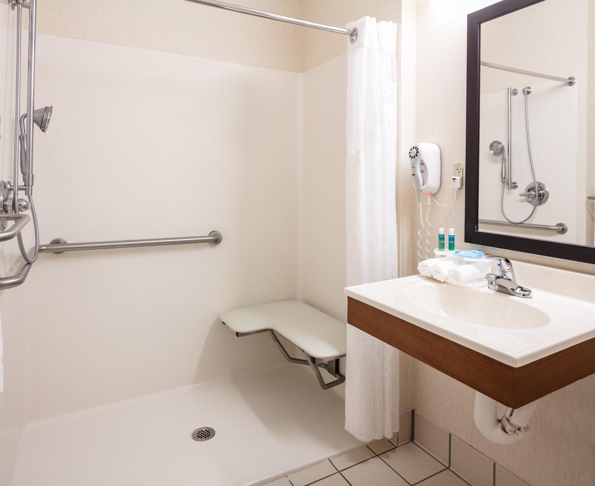 King Room with Roll in Shower - Hearing Accessible/Non-Smoking