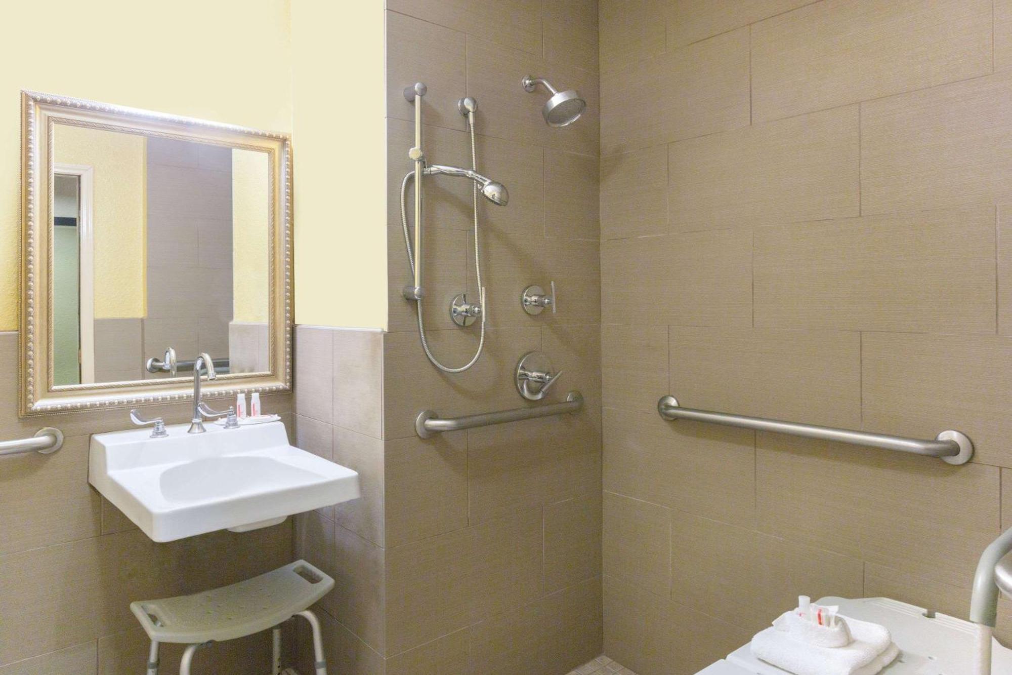 Queen Room - Mobility Access/Non-Smoking