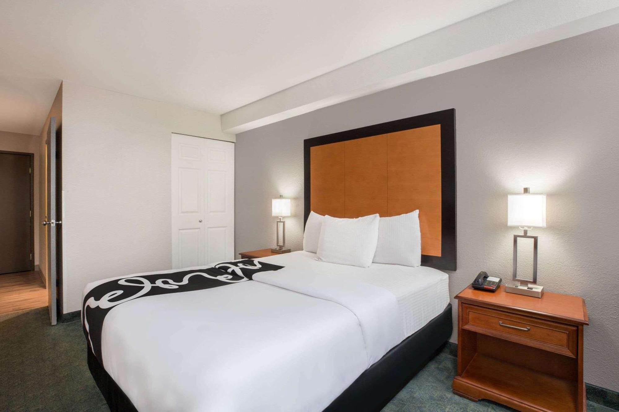 1 Queen Bed, Studio, Non-Smoking