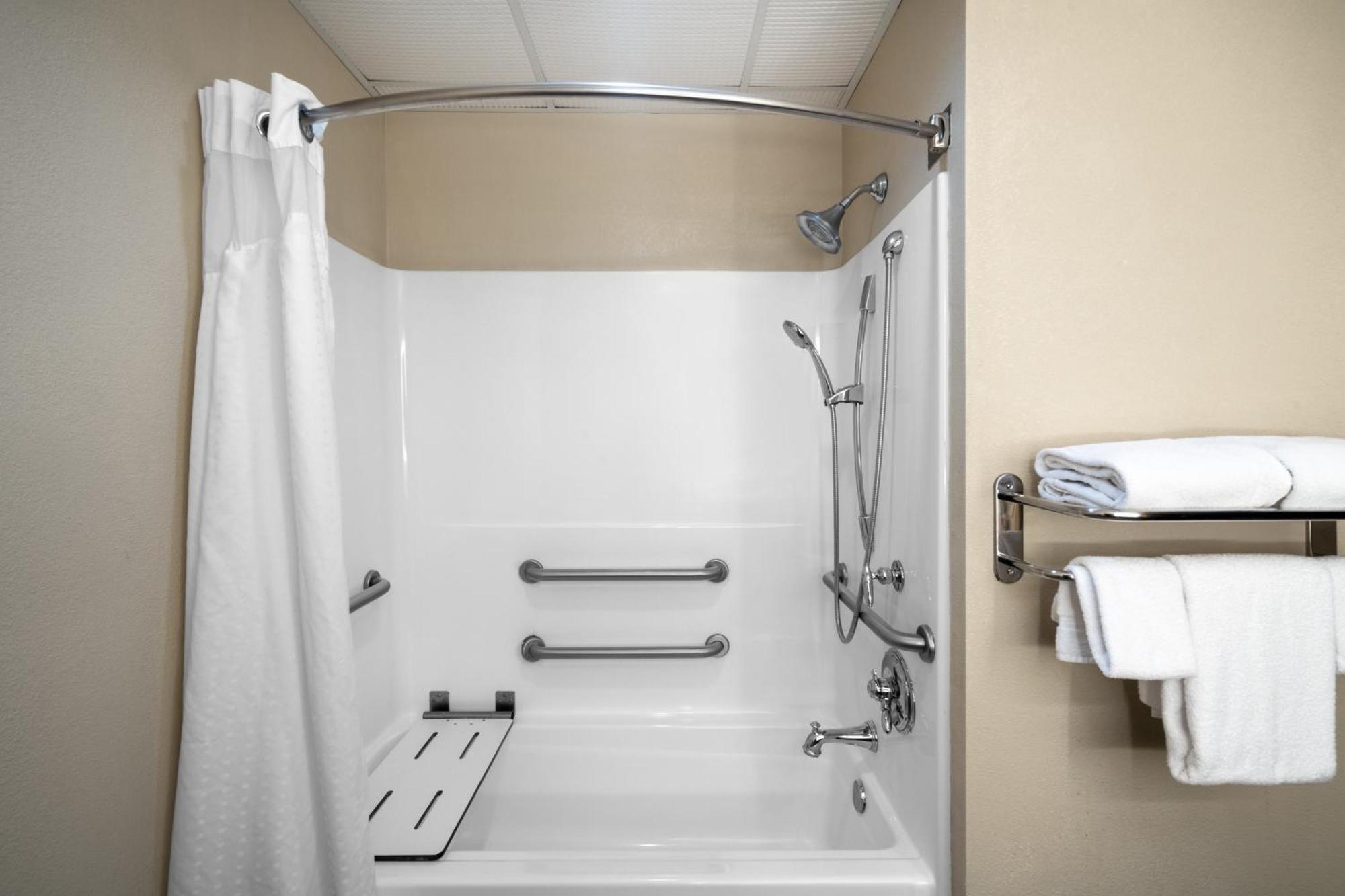 Standard Queen Room with Two Queen Beds and Mobility Accessible Tub