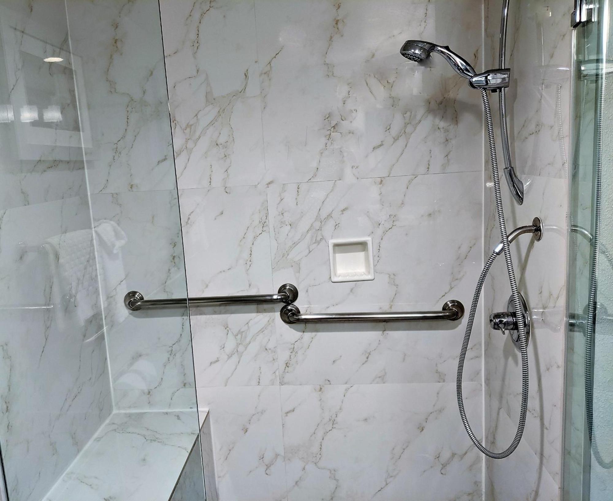 King Room with Walk-in Shower - Mobility Access/Non-Smoking