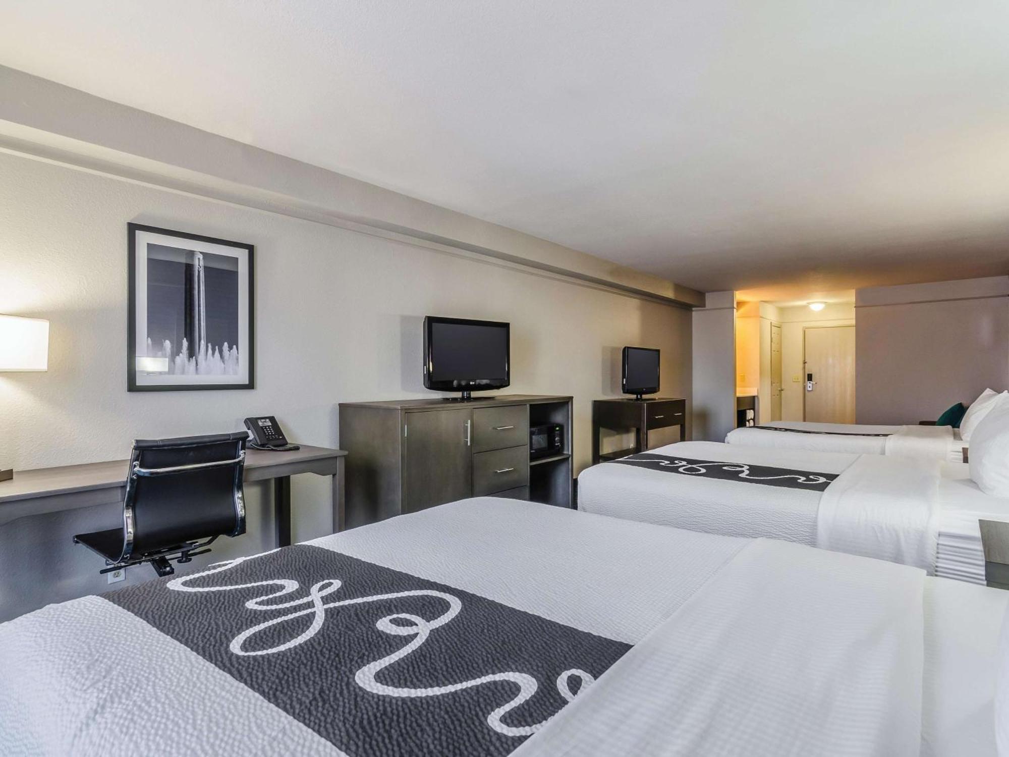 Deluxe Family Studio Suite with Three Queen Beds - Non-Smoking