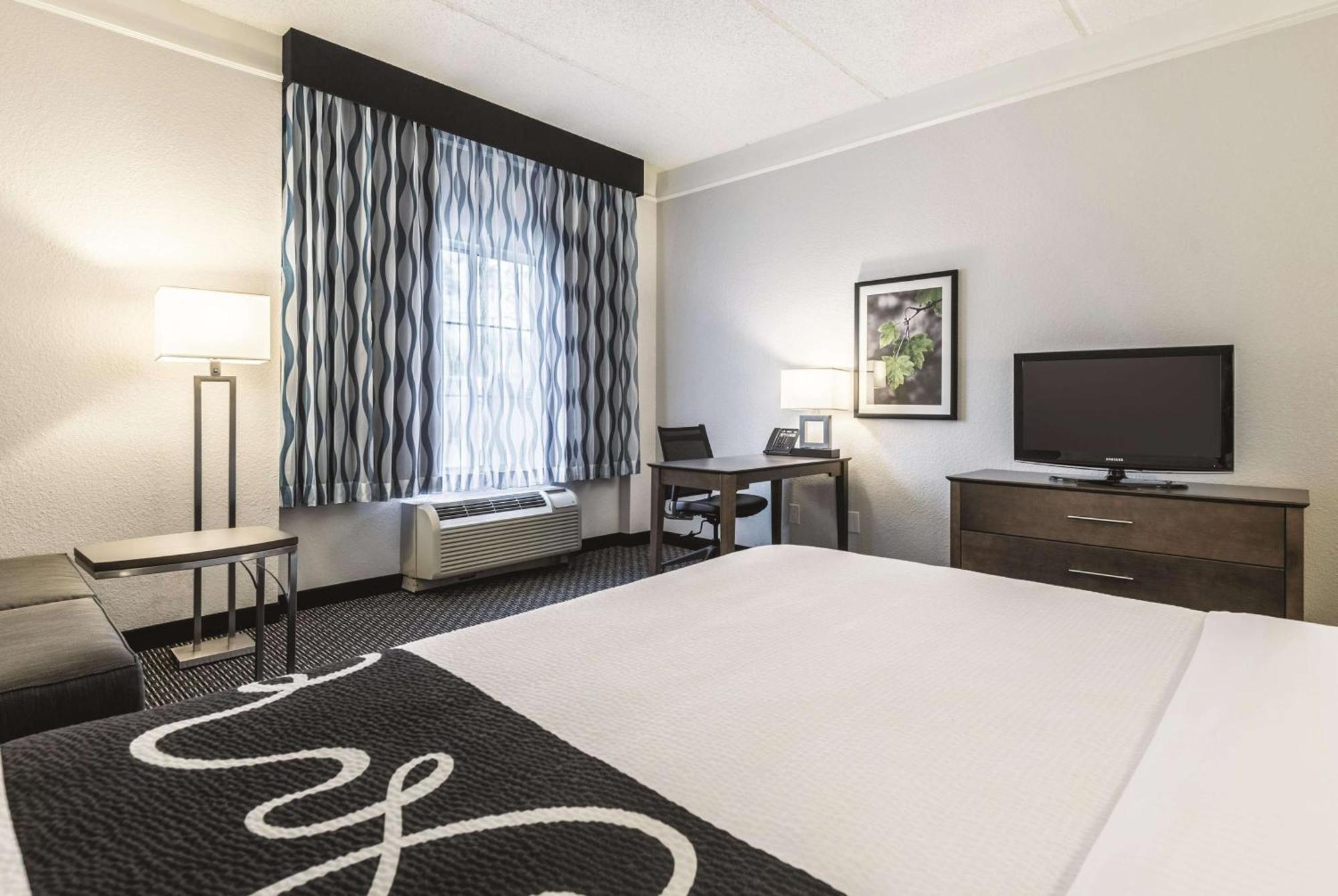 King Room with Roll-In Shower - Mobility and Hearing Access/Non-Smoking