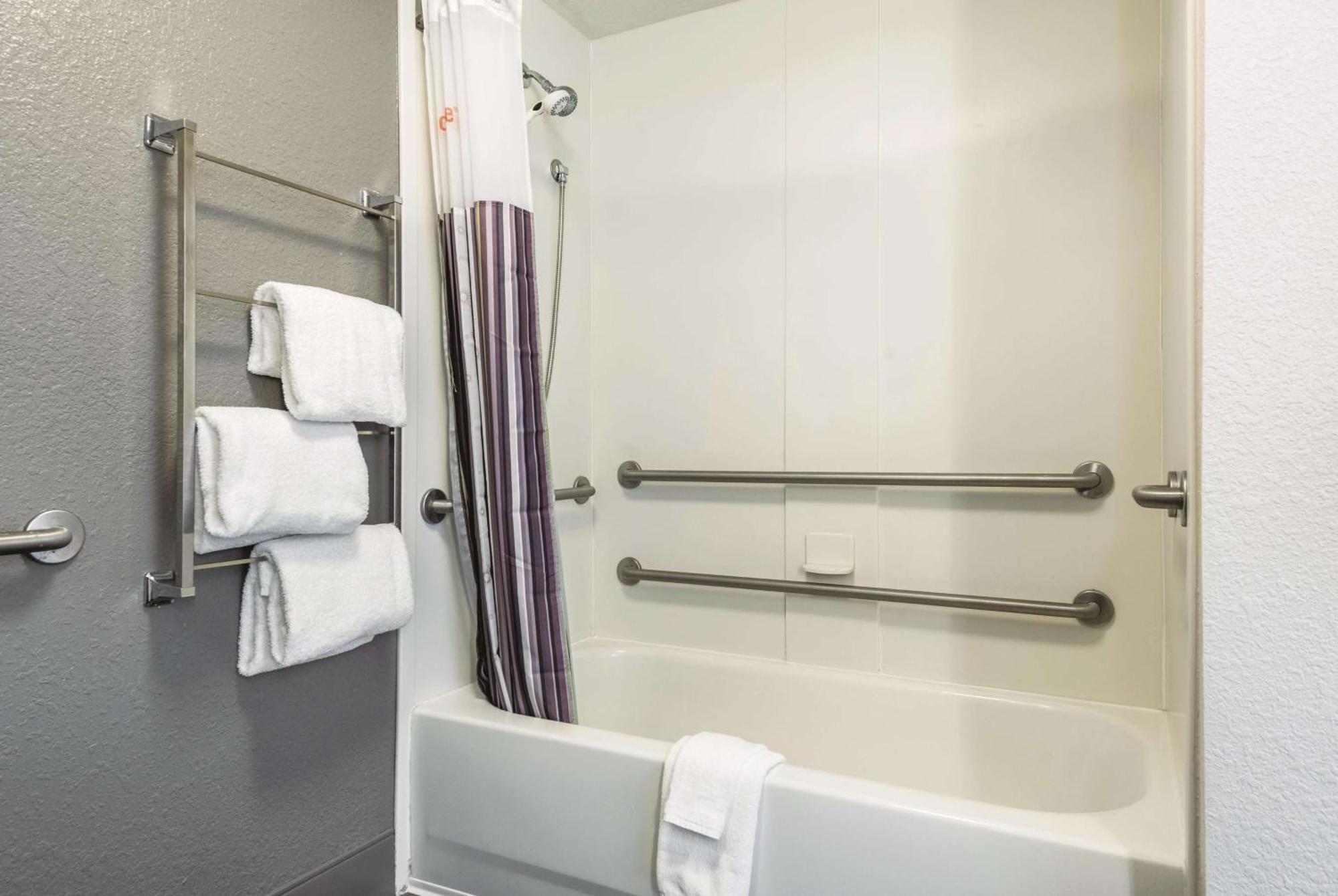 King Room with Bath Tub - Mobility and Hearing Accessible/Non-Smoking,1281877618:JPEG
