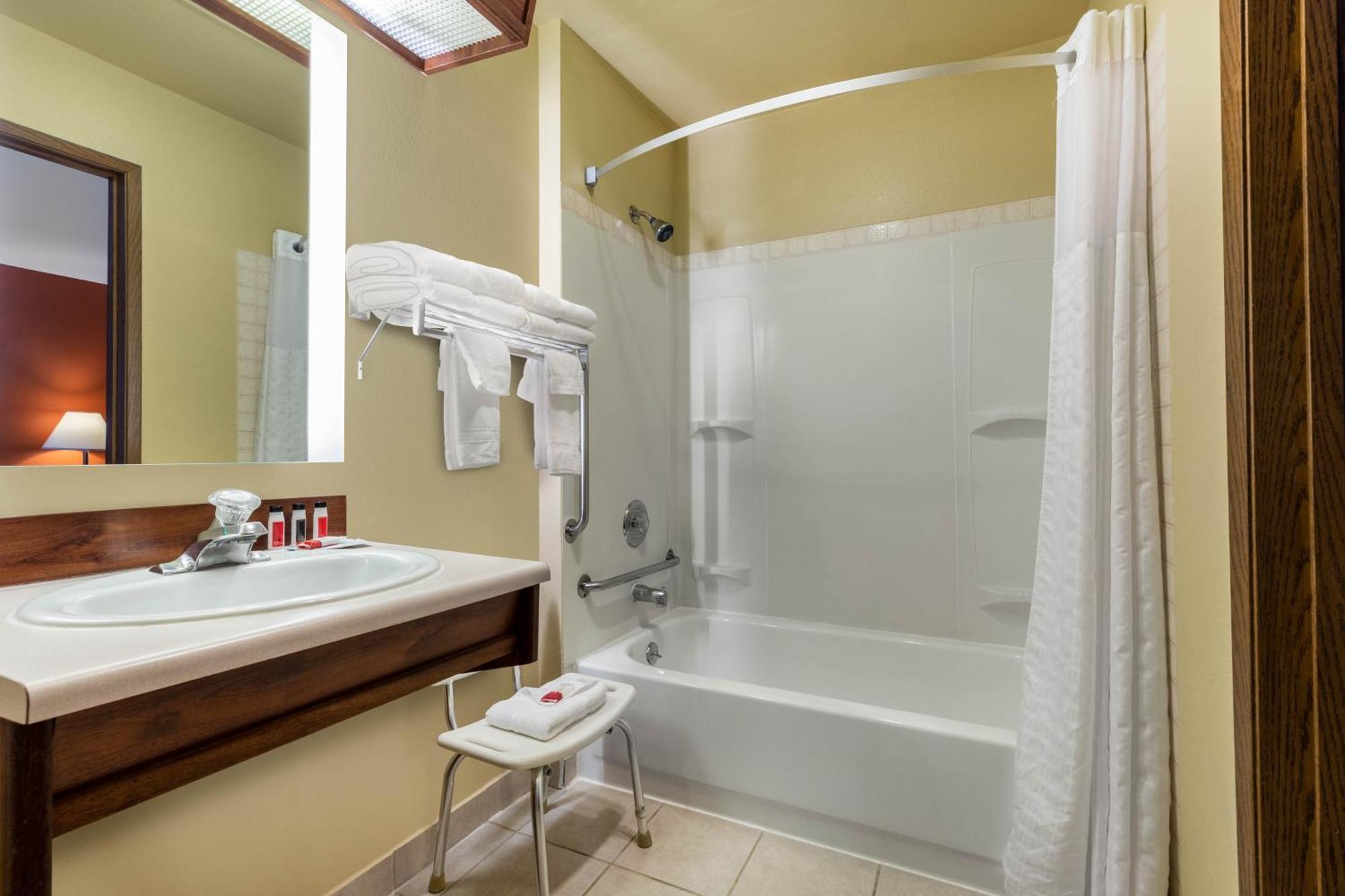 Queen Room with Two Queen Beds and Bath Tub - Mobility Accessible/Pet Friendly - Non-Smoking,1281979657:JPEG