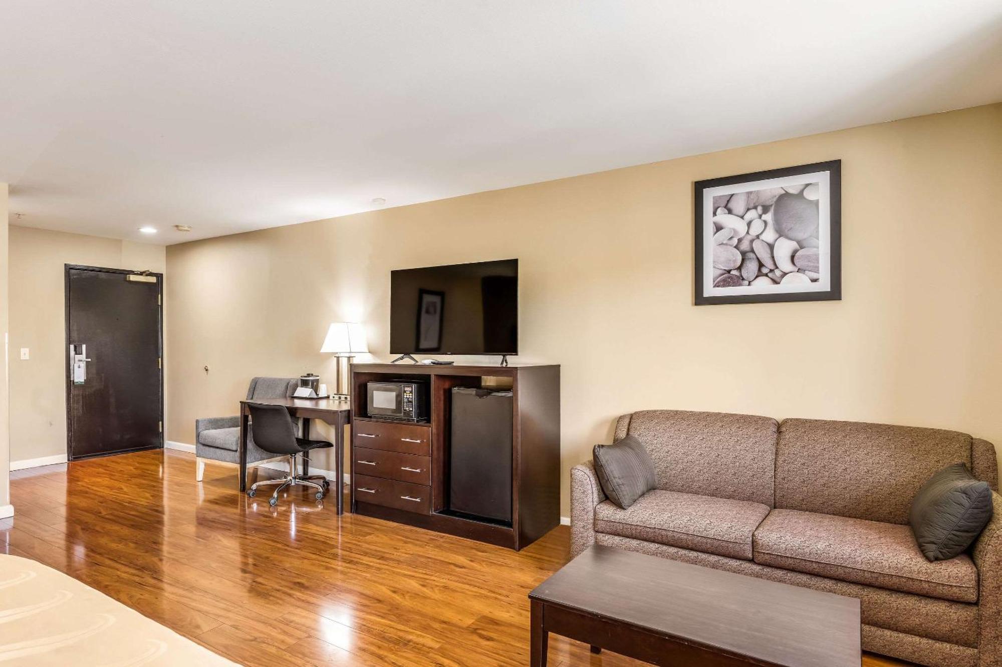 Queen Room with Two Queen Beds and Double Sofa Bed - Non-Smoking