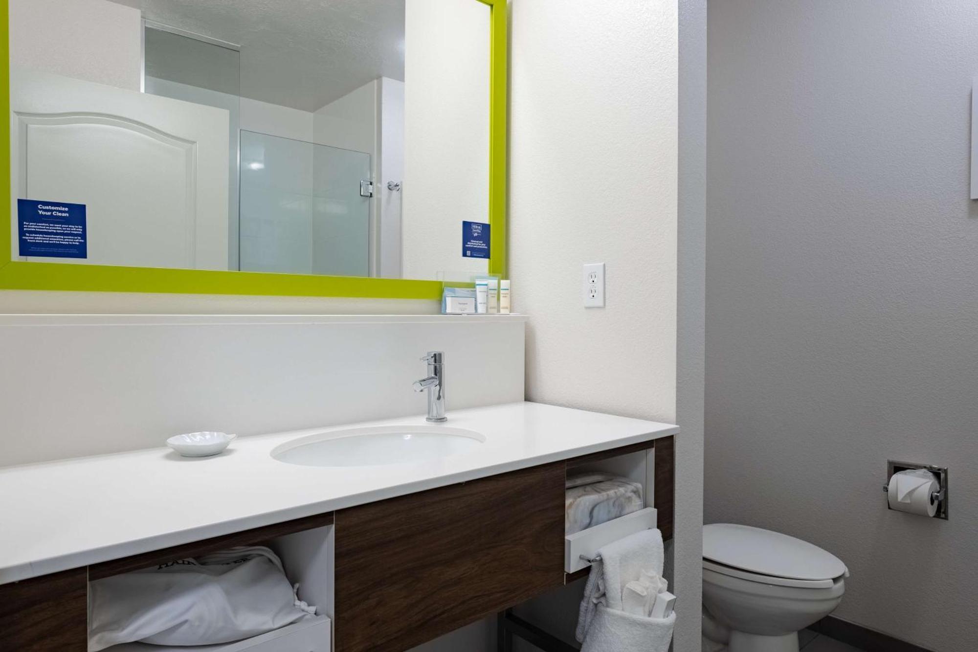 King Room with Shower - Non-Smoking