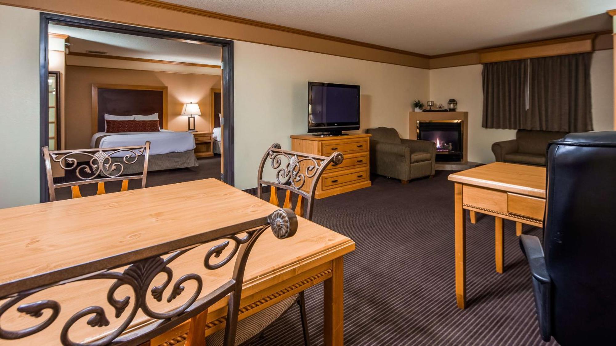Larger Queen Suite with Two Queen Beds, Sofa Bed and Fireplace - Non-Smoking
