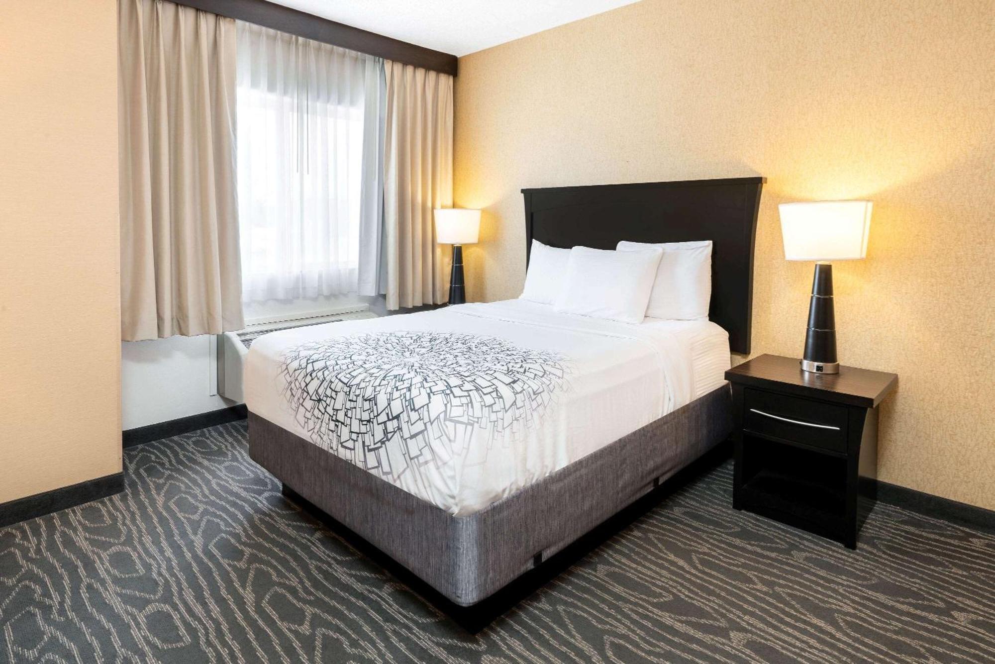 Queen Room with Mountain View - Mobility Access/Non-Smoking