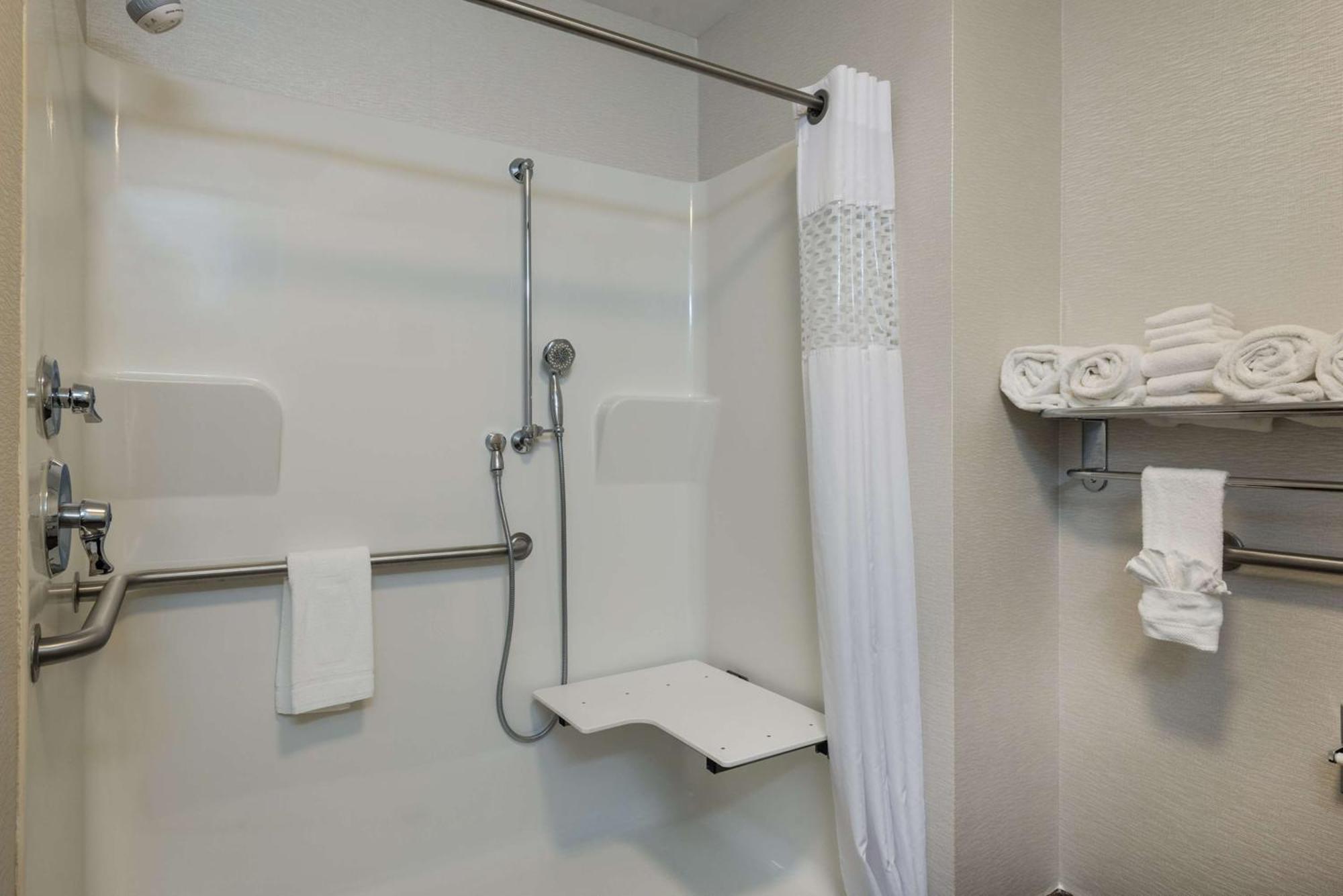 King Room with Roll-In Shower - Mobility and Hearing Access/Non-Smoking