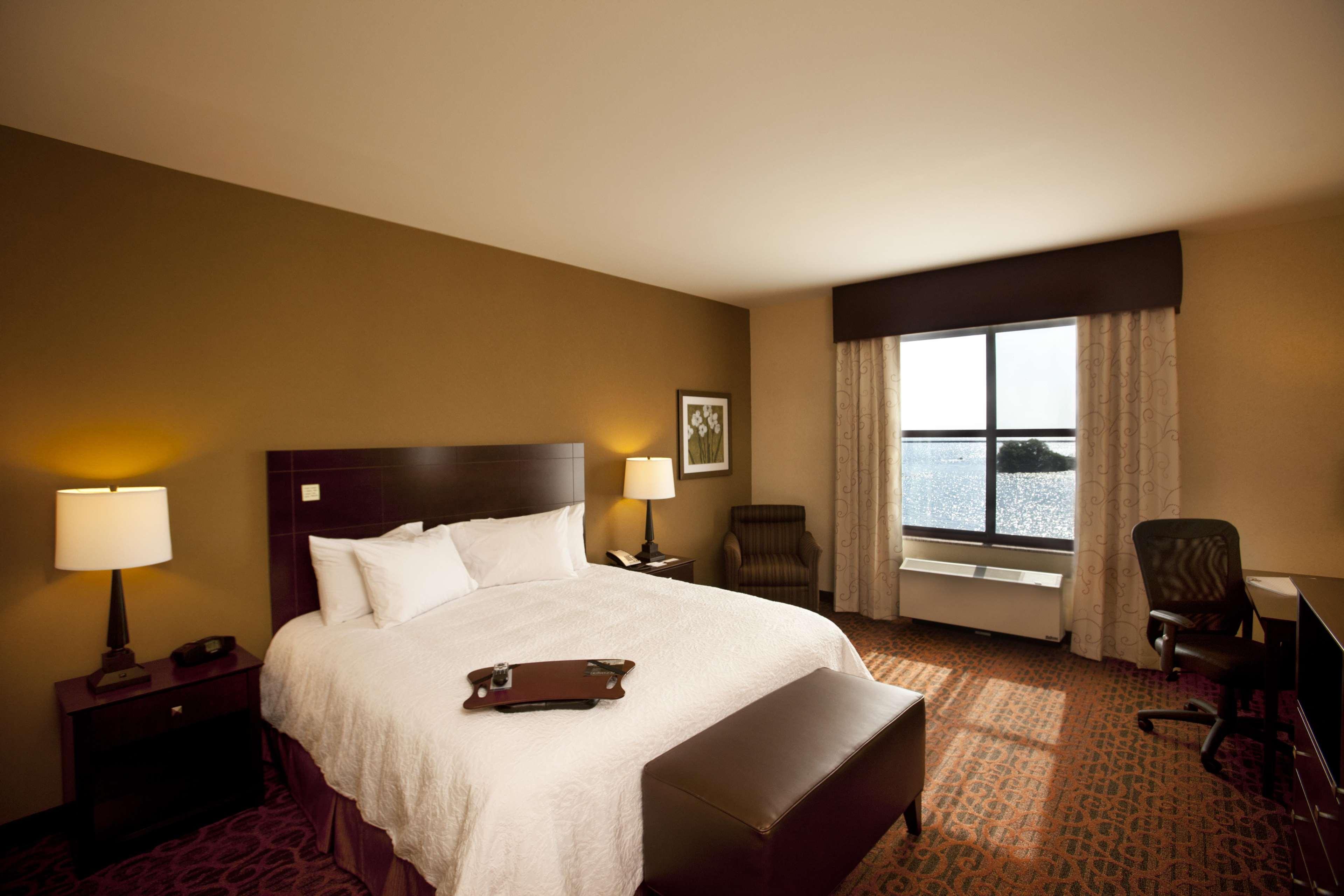 King Room with Bathtub and Water View - Disability Access