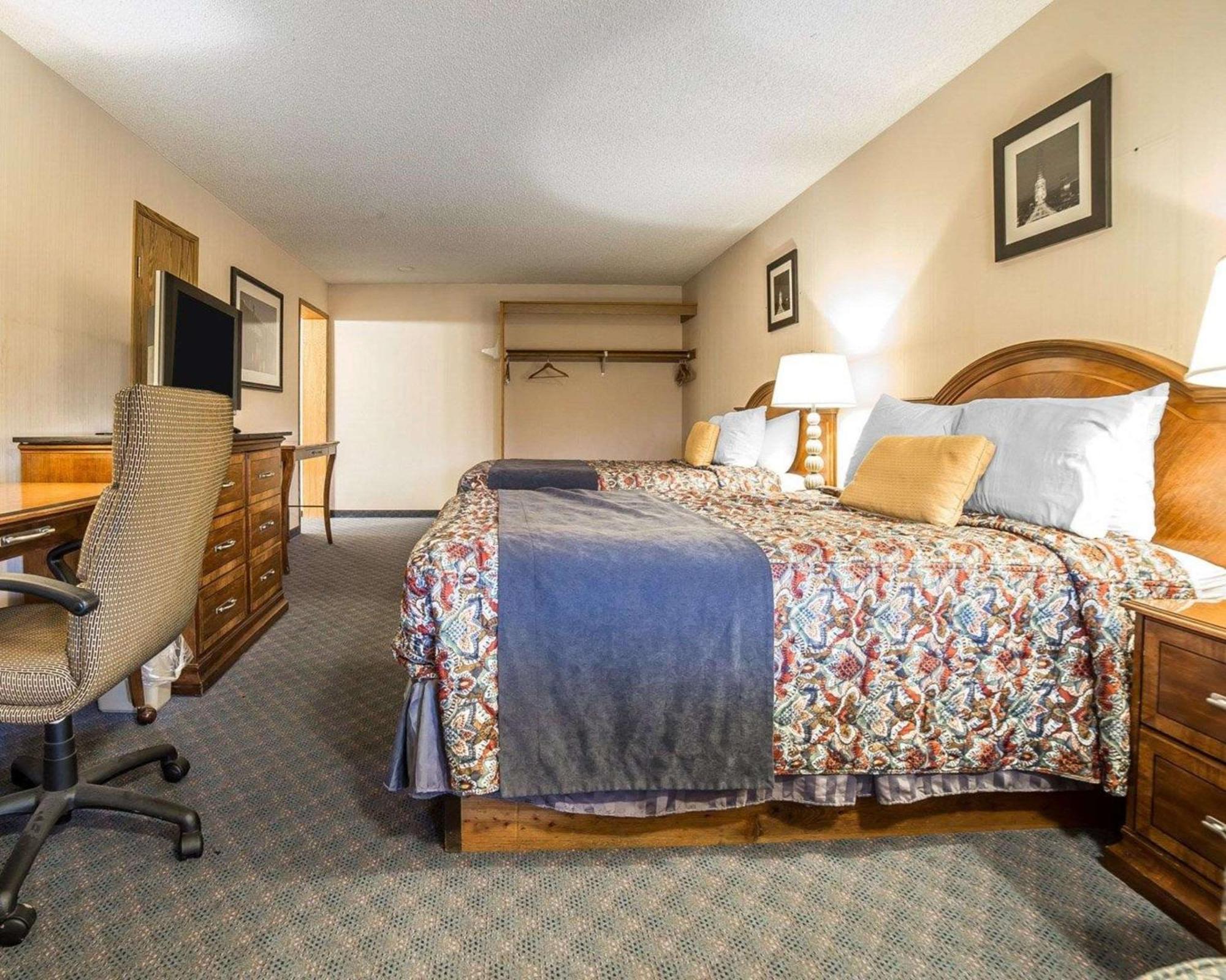 Queen Room with Two Queen Beds - Non-Smoking,1282135315:JPEG