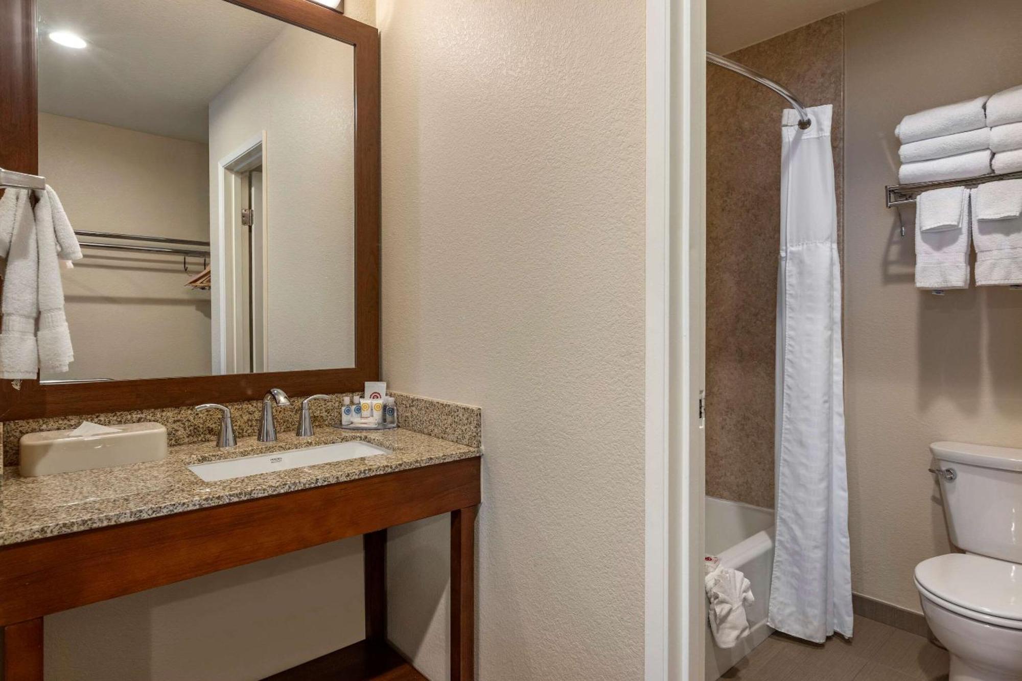 King Suite - Non-Smoking,1282213648:JPEG