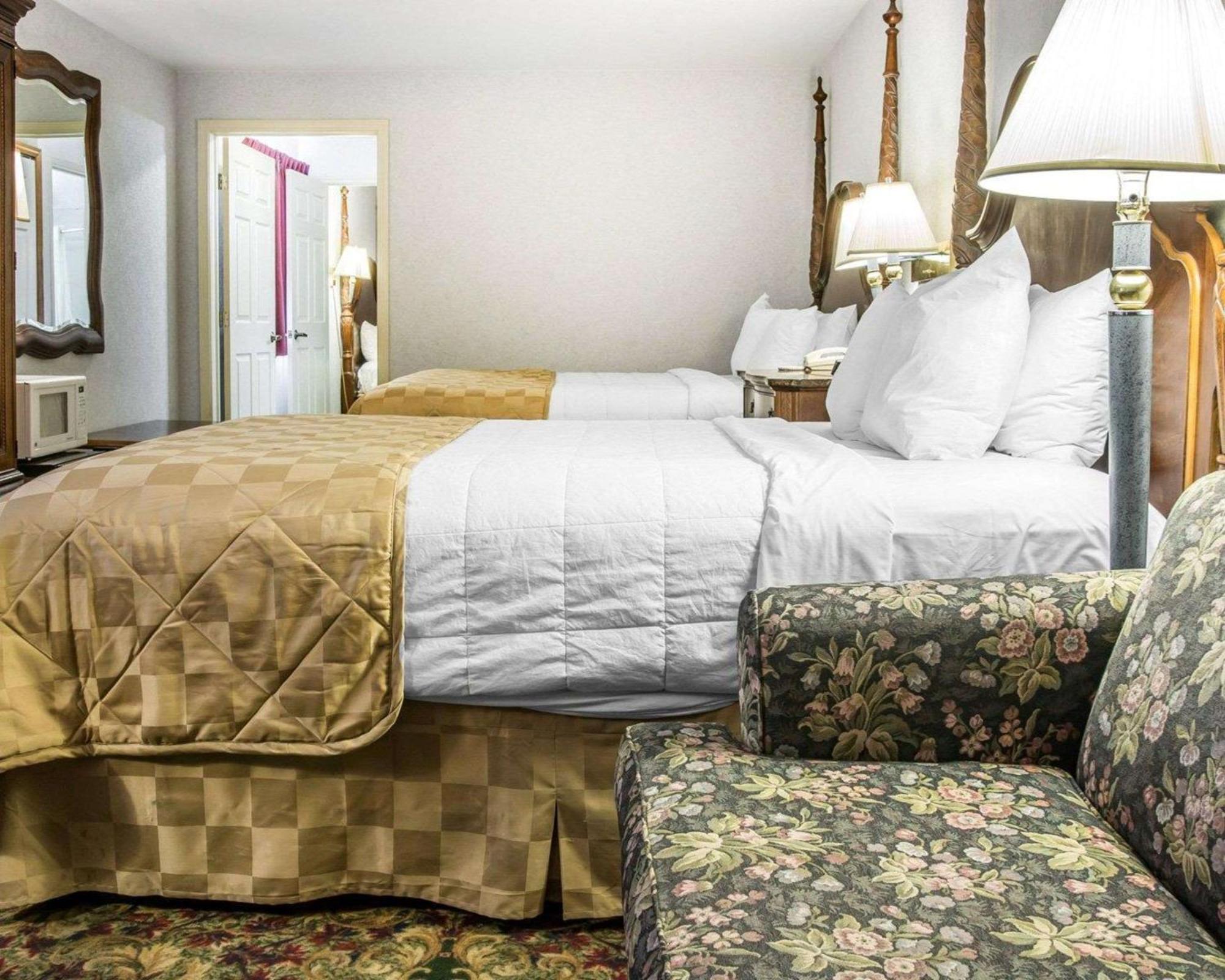 Queen Suite with Lake View