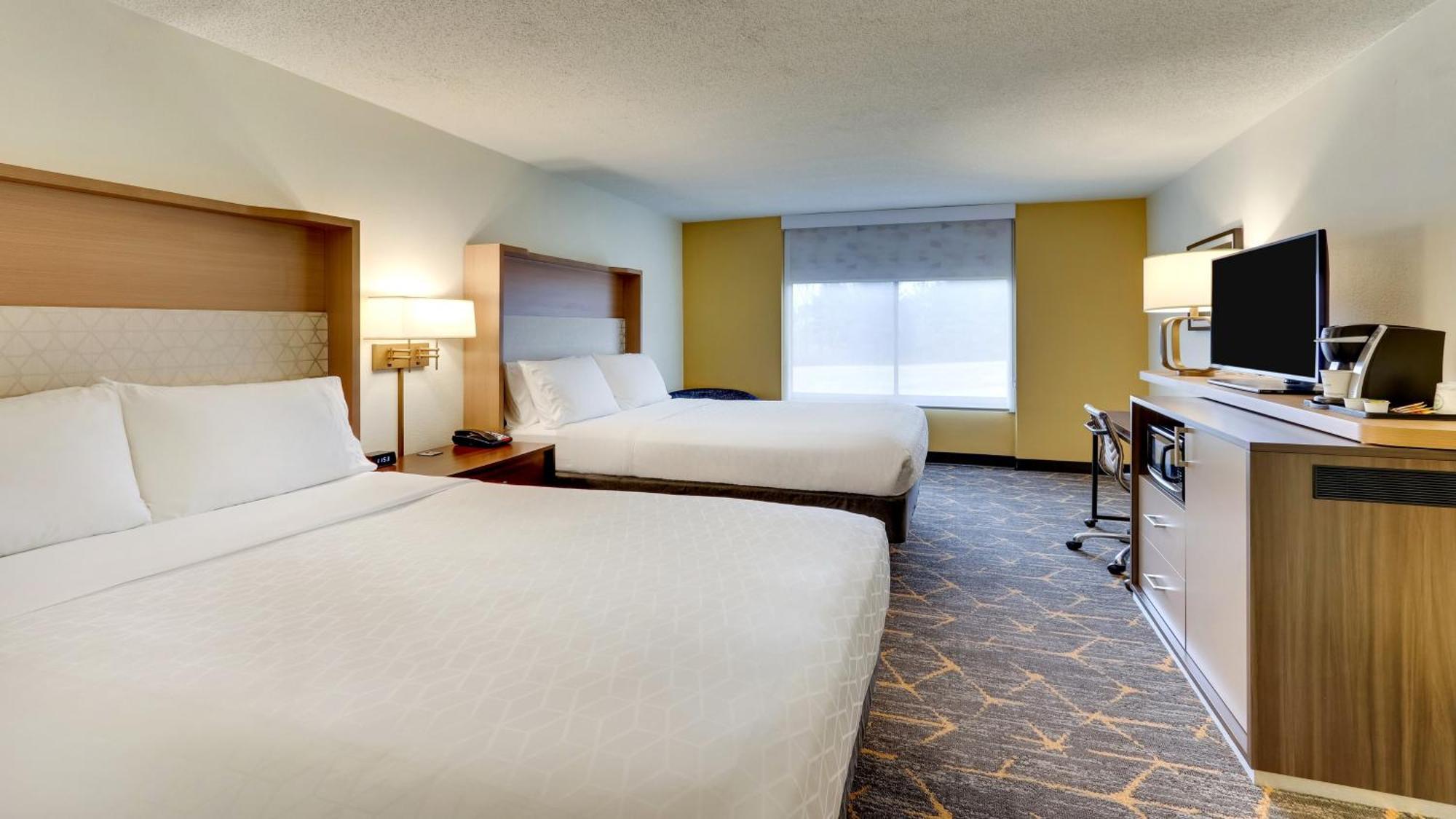 Queen Room with Two Queen Beds with Golf Course View - Non-Smoking
