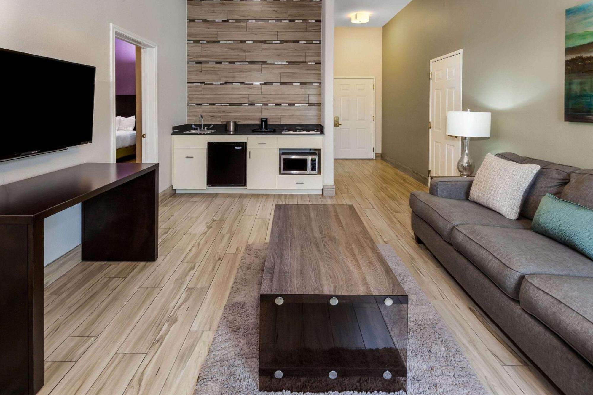 King Suite - Non-Smoking,1282824319:JPEG