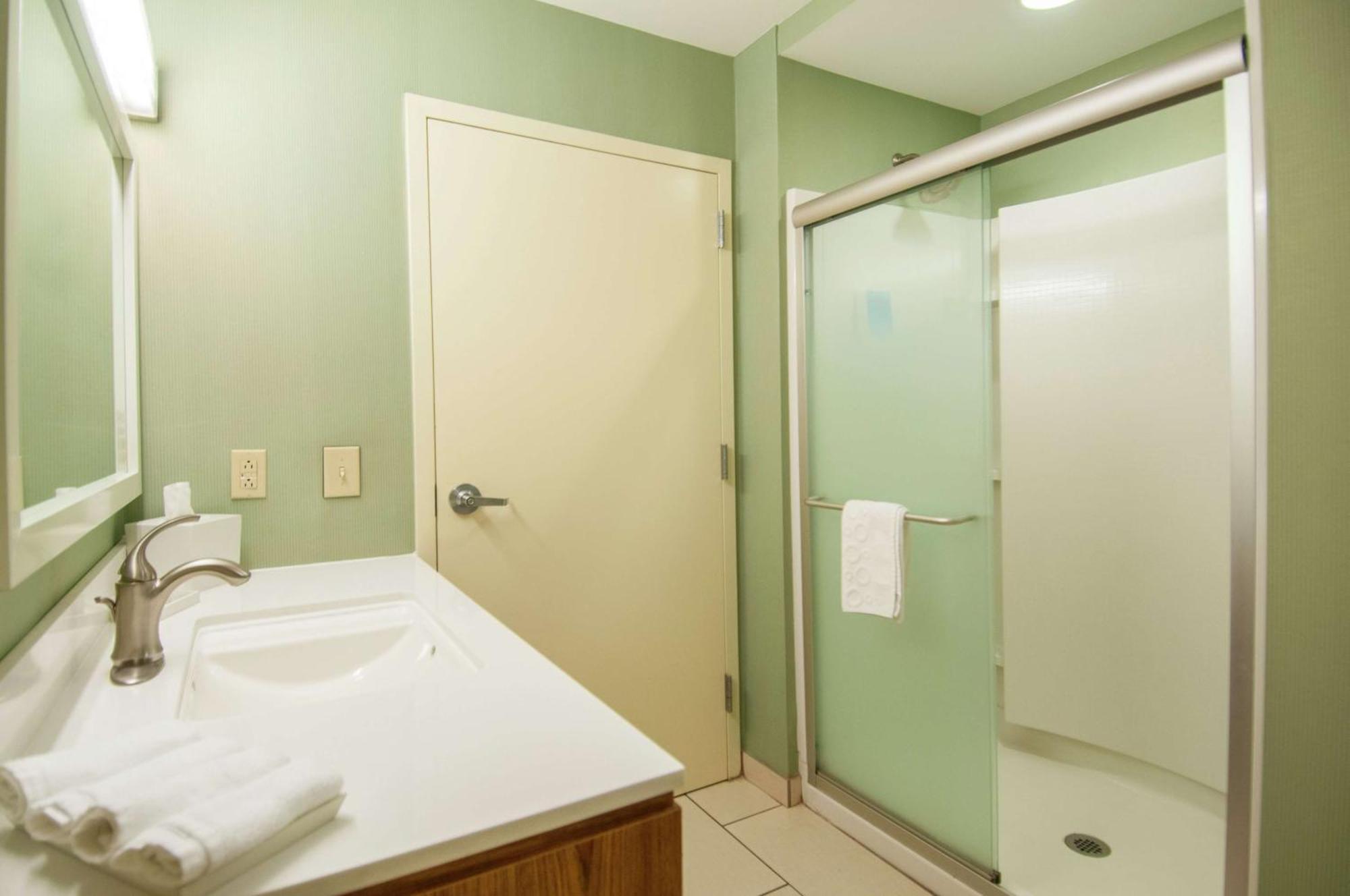 One-Bedroom King Suite - Non-Smoking