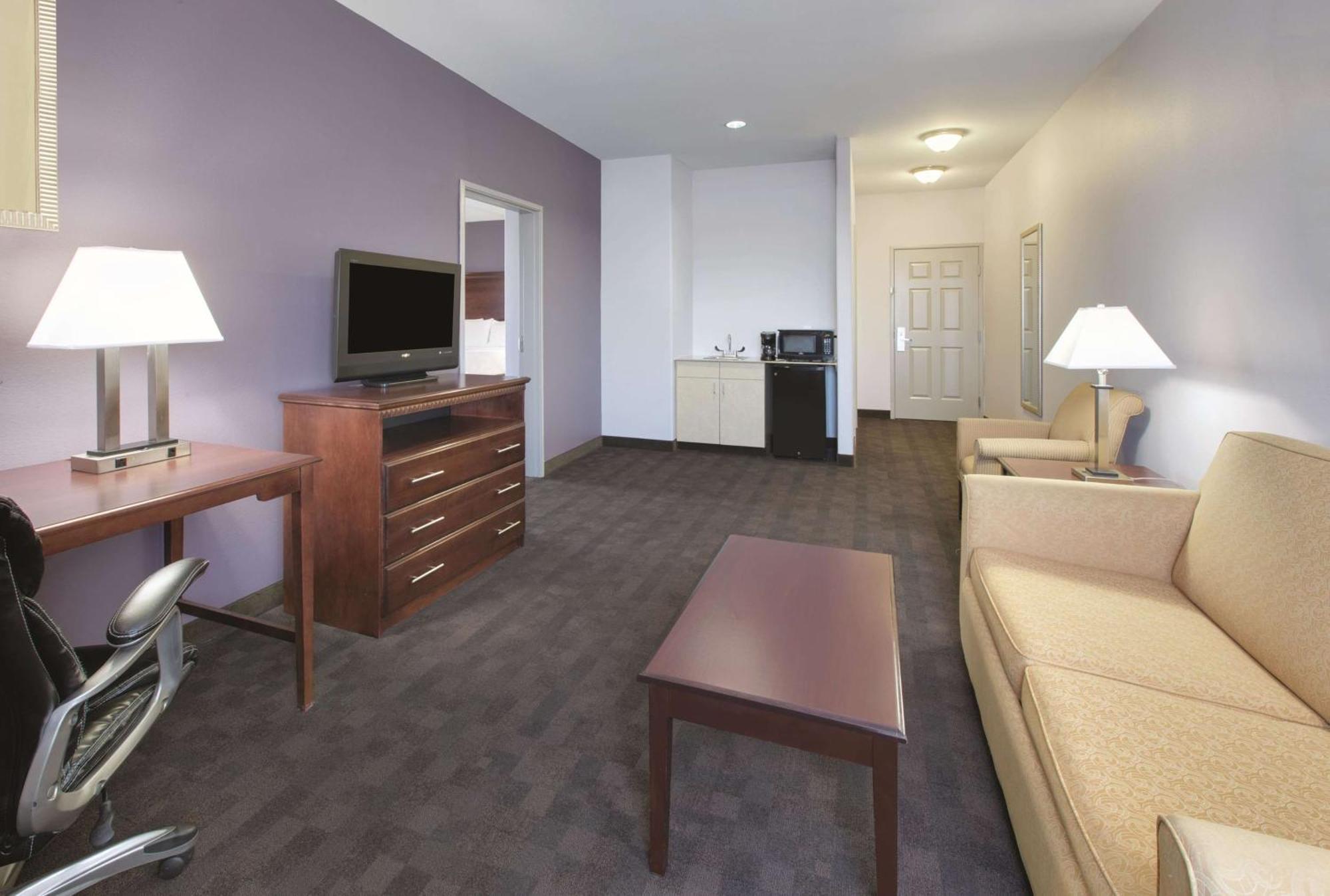 King Suite with Bath Tub - Mobility/Hearing Accessible - Non-Smoking,1283987230:JPEG