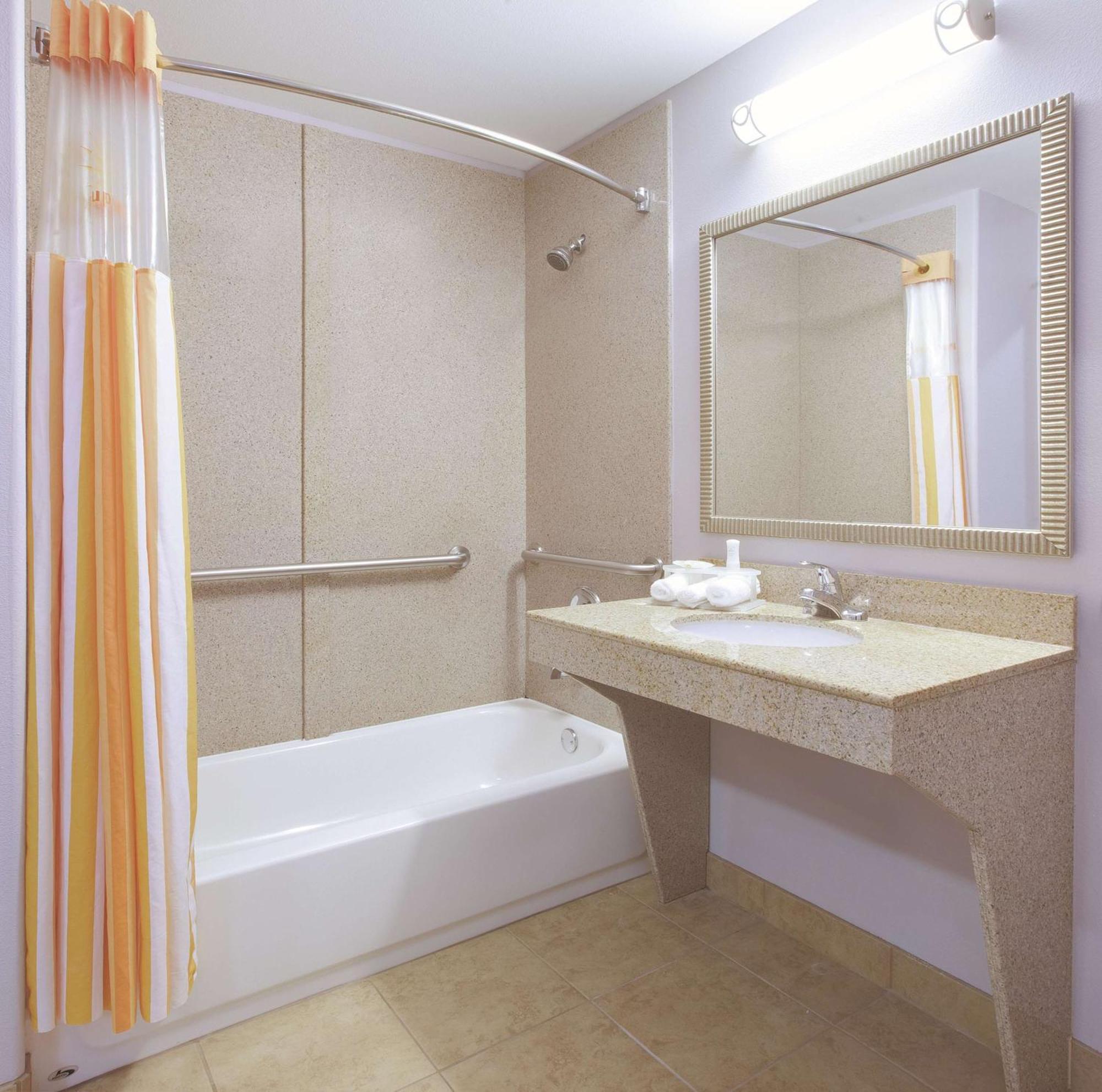 King Room with Bath Tub - Mobility/Hearing Accessible - Non-Smoking,1283987284:JPEG