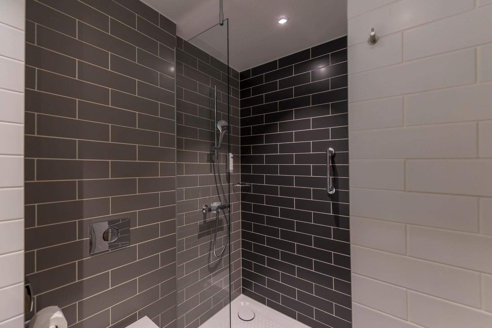 Standard Queen Room - Free Breakfast,1284238600:JPEG