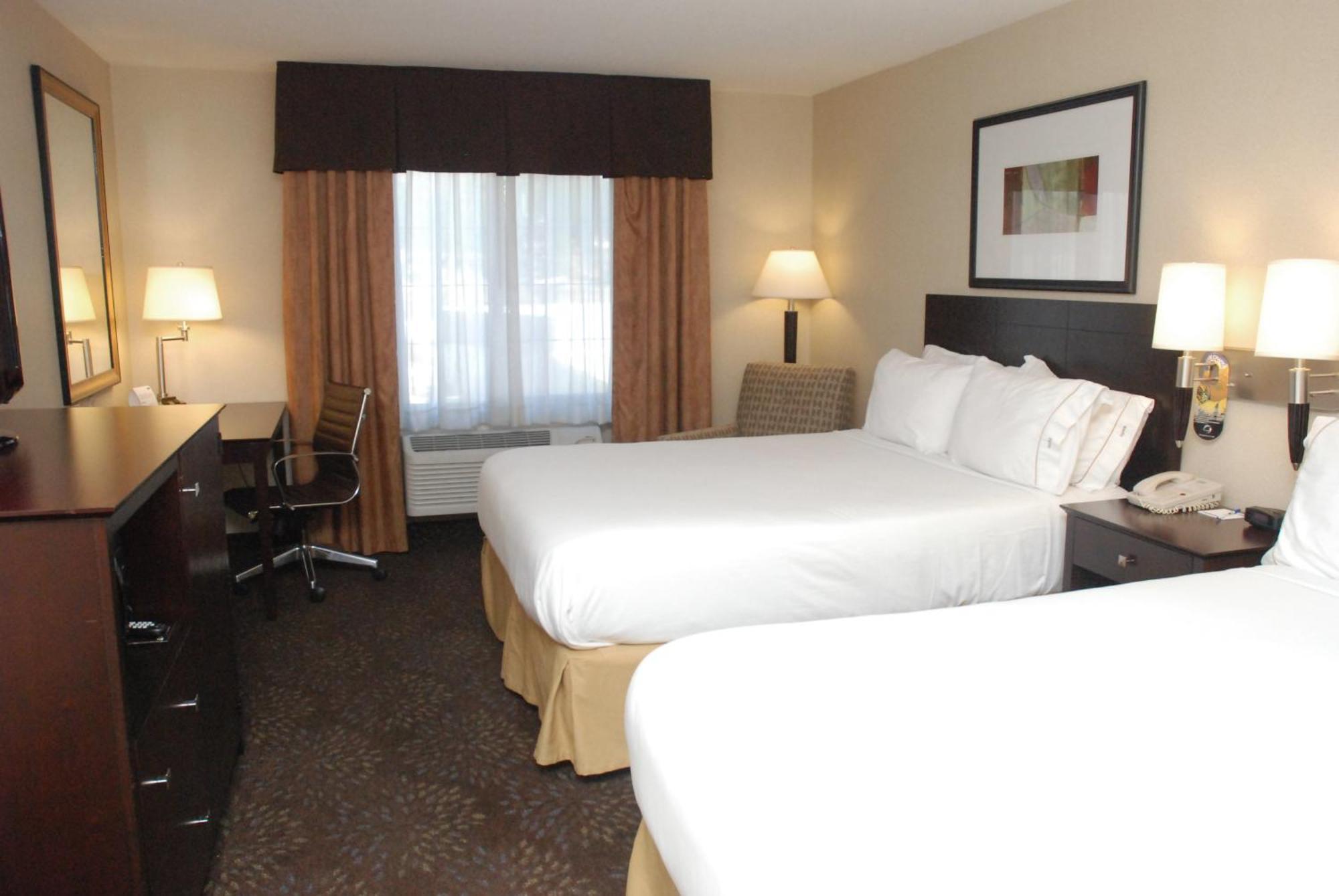 Queen Room with Two Queen Beds, Mobility Access and Bathtub with Grab Bars, Non-Smoking