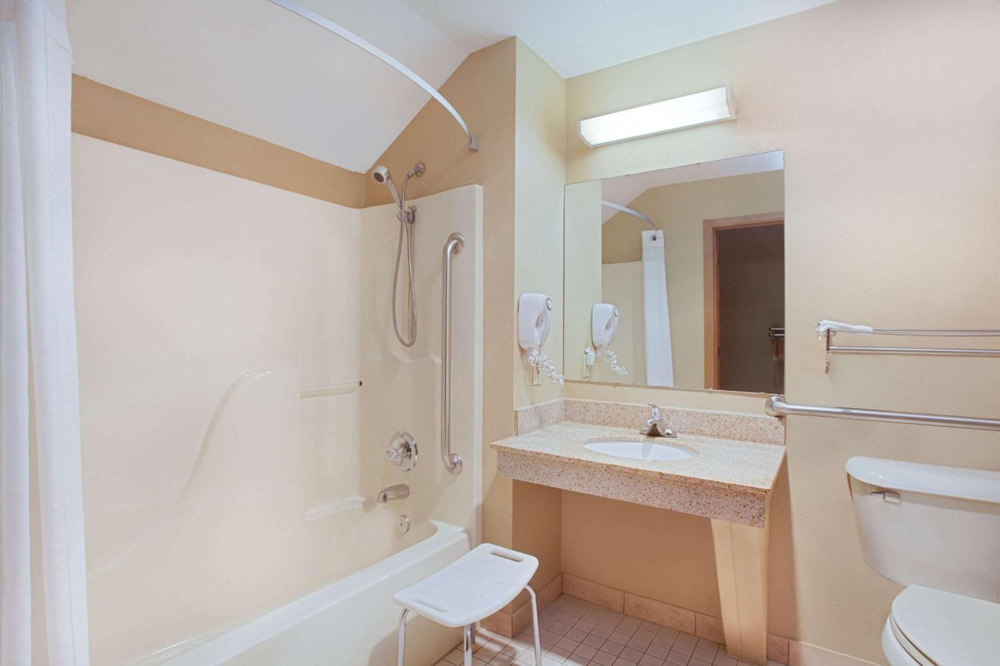 Queen Room - Mobility Access/Non-Smoking