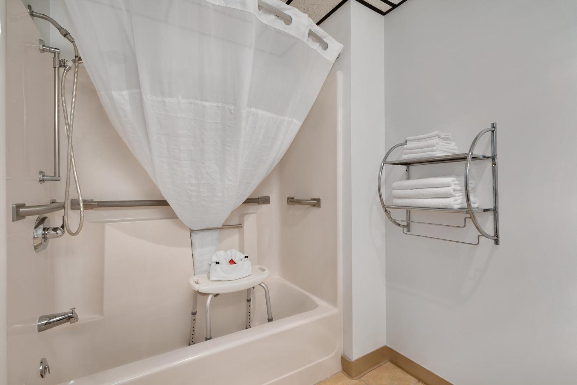 Queen Room - Mobility Access/Non-Smoking