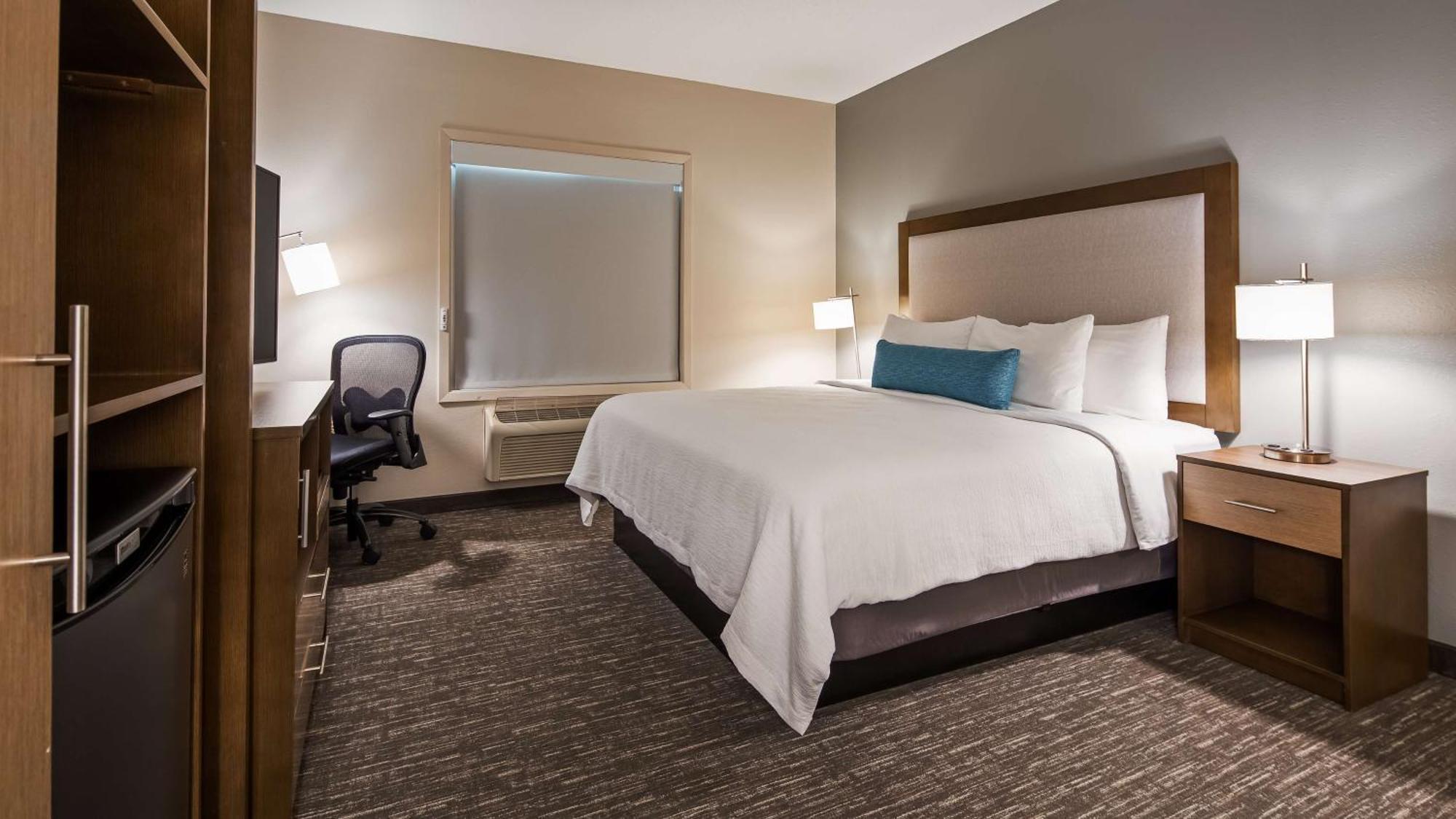 King Suite with Roll-In Shower and Sofa Bed - Disability Access/Non-Smoking