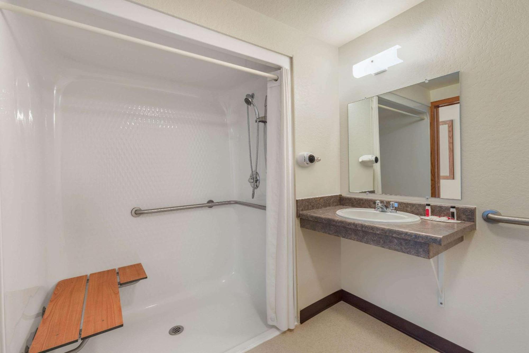 Queen Room - Disability Access/Non-Smoking