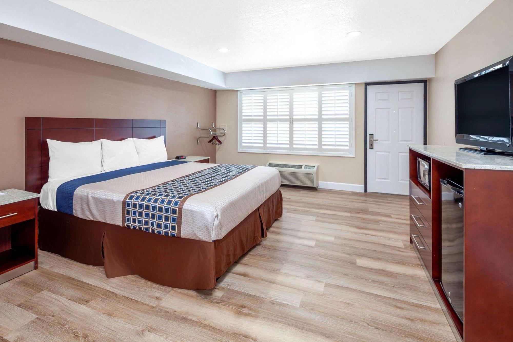 1 King Bed, Mobility/Hearing Impaired Access Room, Roll-In Shower, Non-Smoking