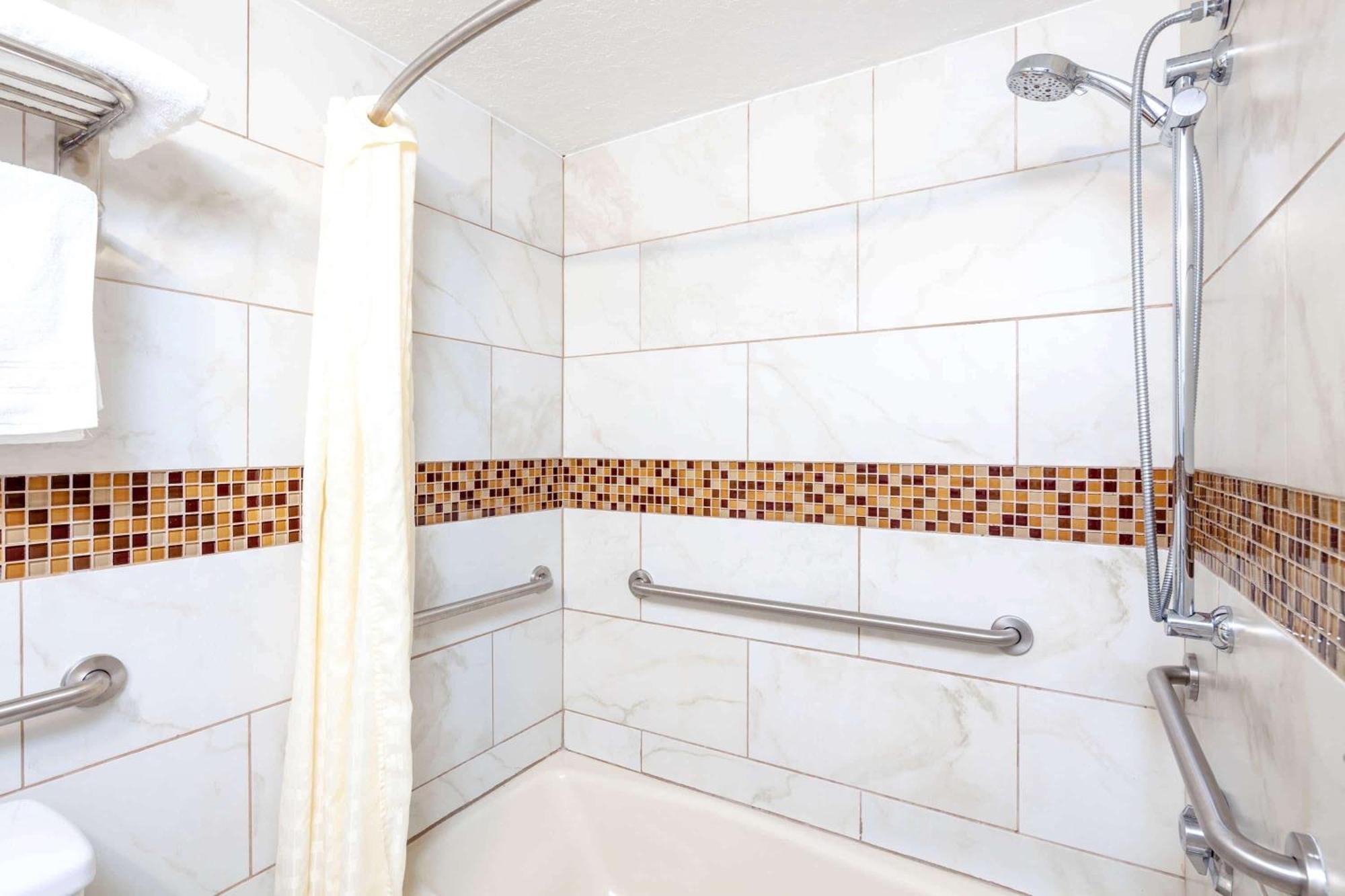 2 King Beds, Mobility/Hearing Impaired Access Room, Tub w/Grab Bars,No-Smoking