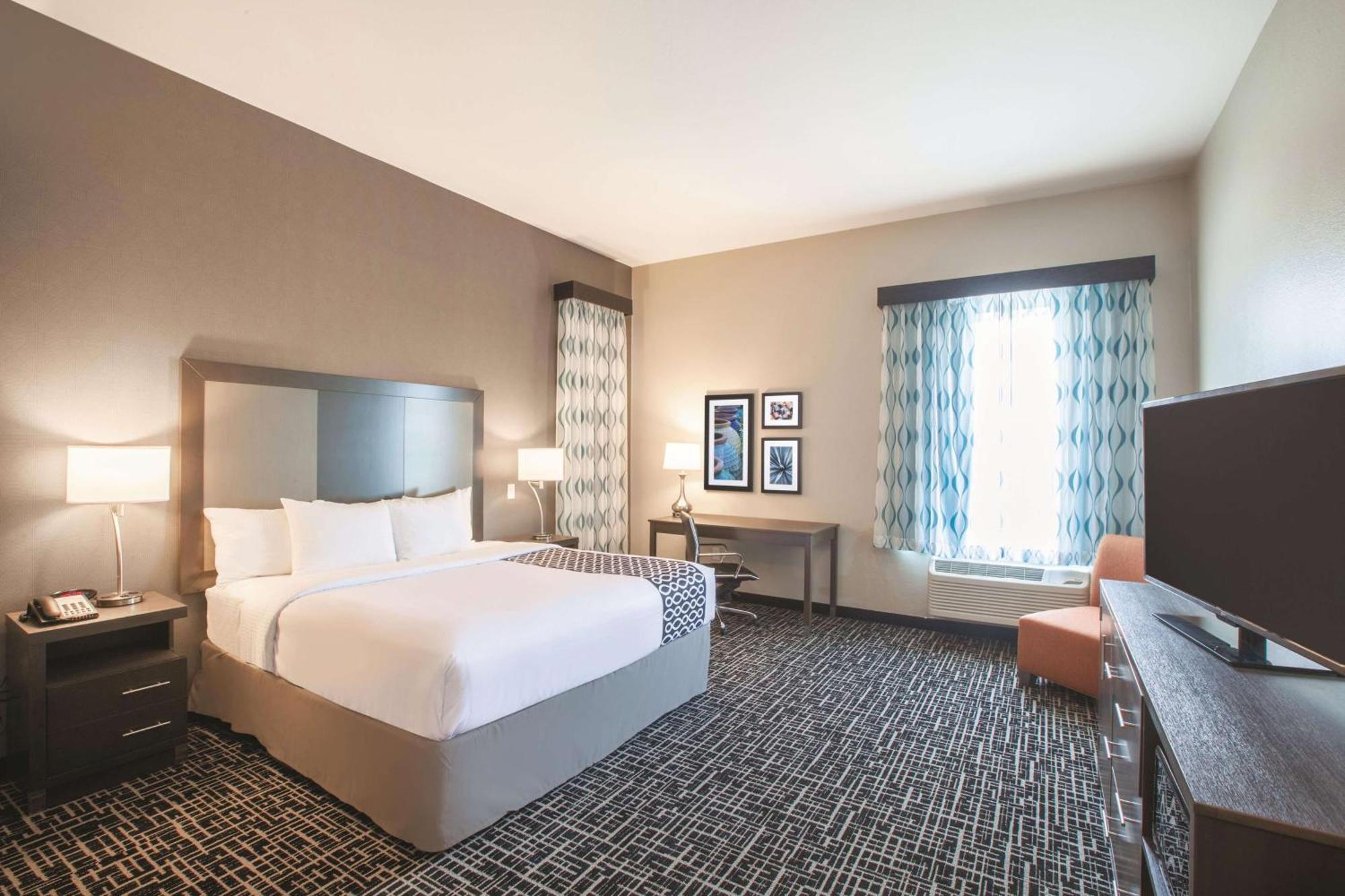 King Room with Bath Tub - Mobility/Hearing Accessible - Non-Smoking