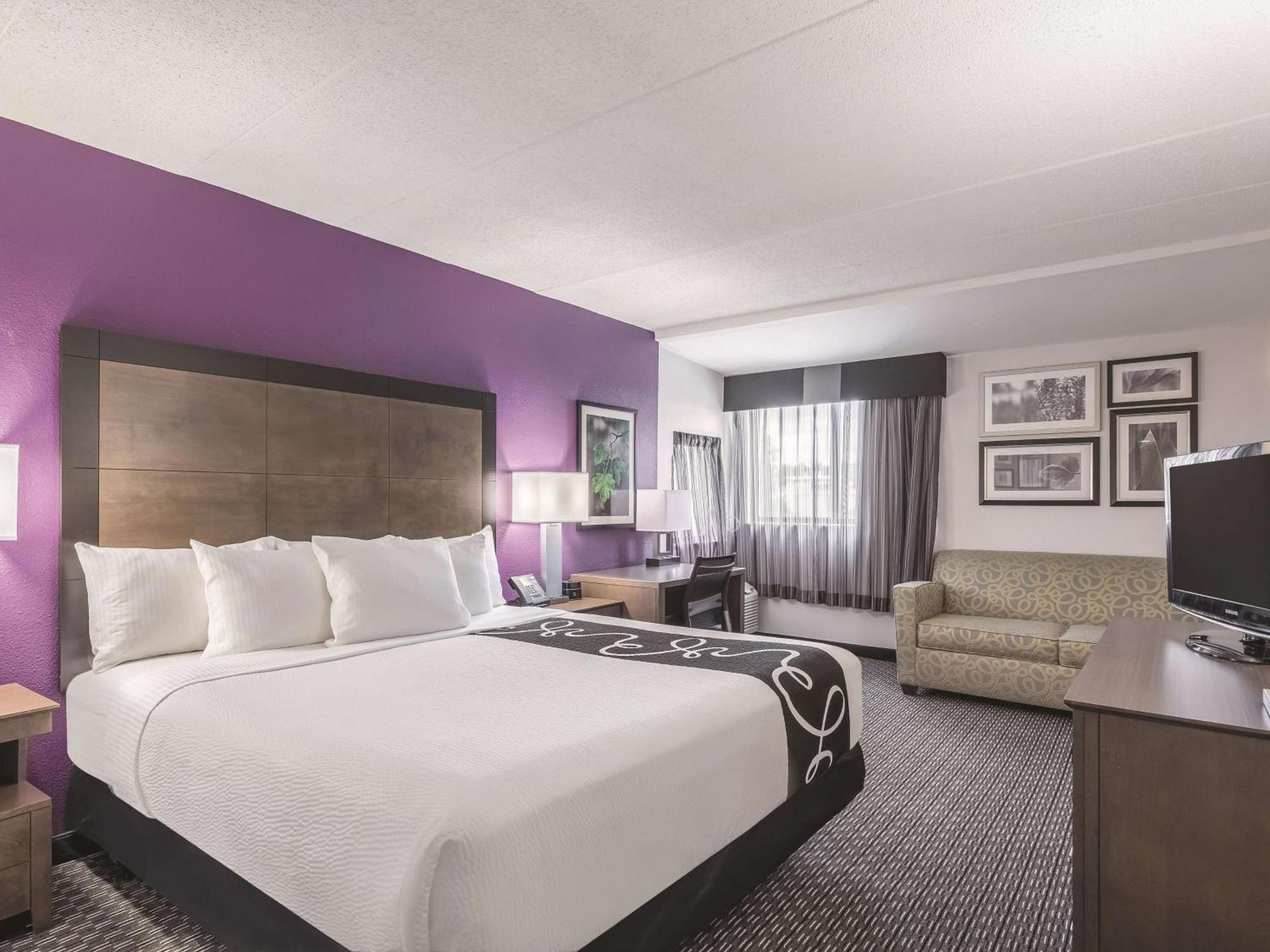 Deluxe King Room with Mobility/Hearing Impaired Access - Non-Smoking