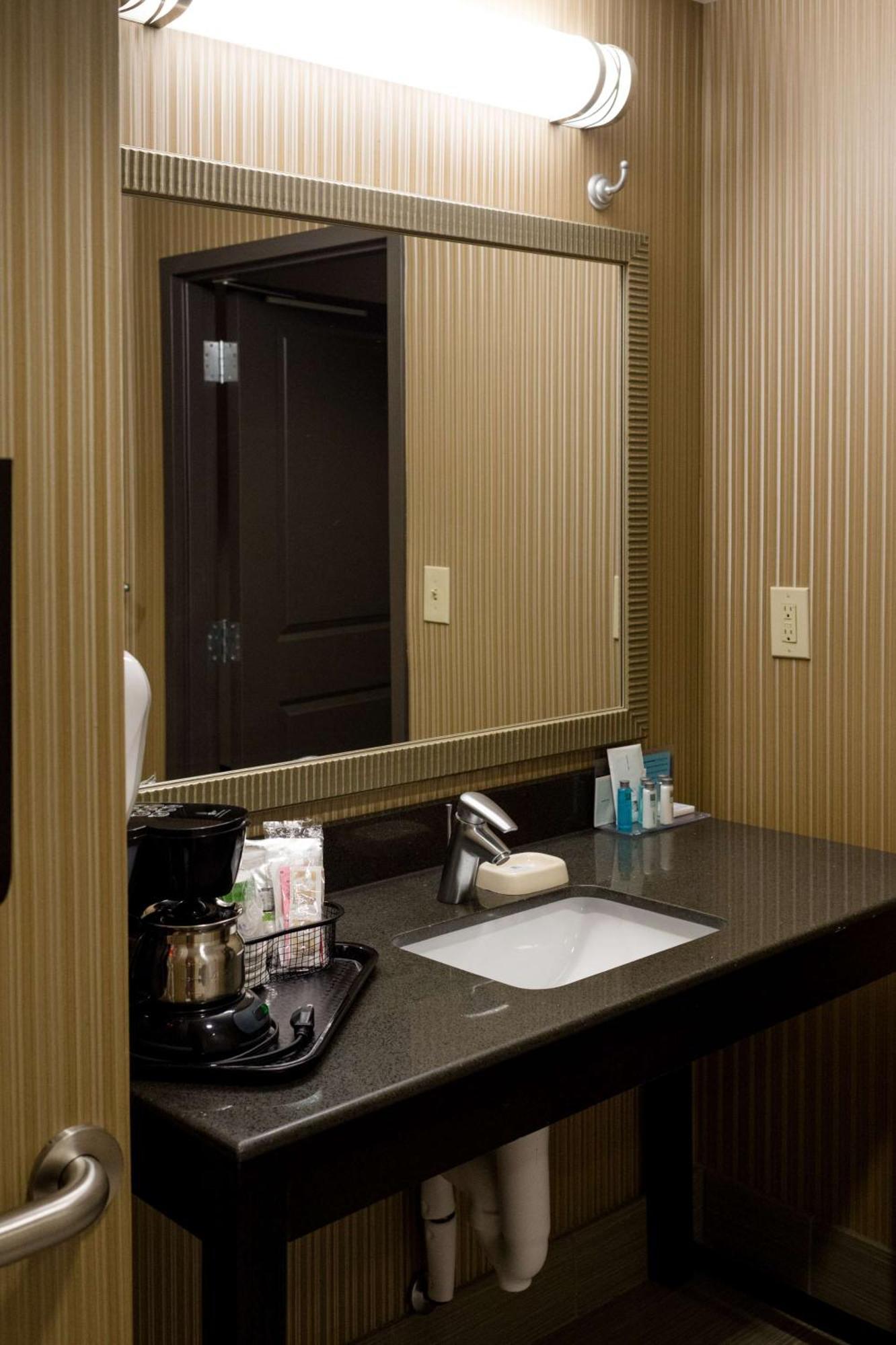 King Room with King Bed - Non-Smoking