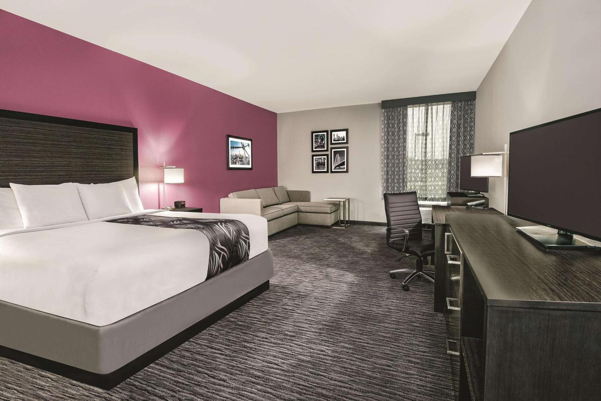 Deluxe King Room with Bath Tub - Mobility/Hearing Accessible - Non-Smoking