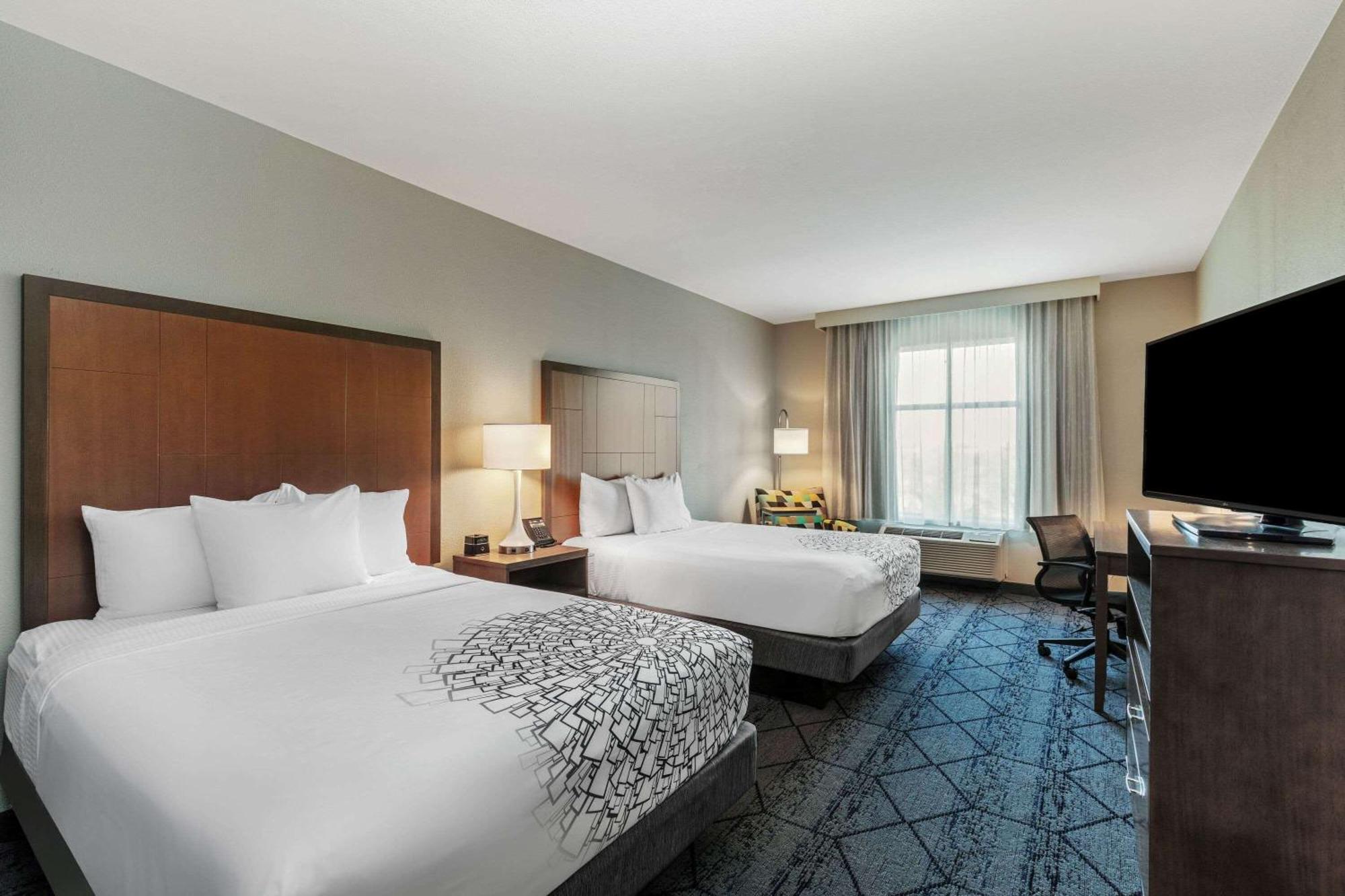 Queen Room with Two Queen Beds and City View - Non-Smoking