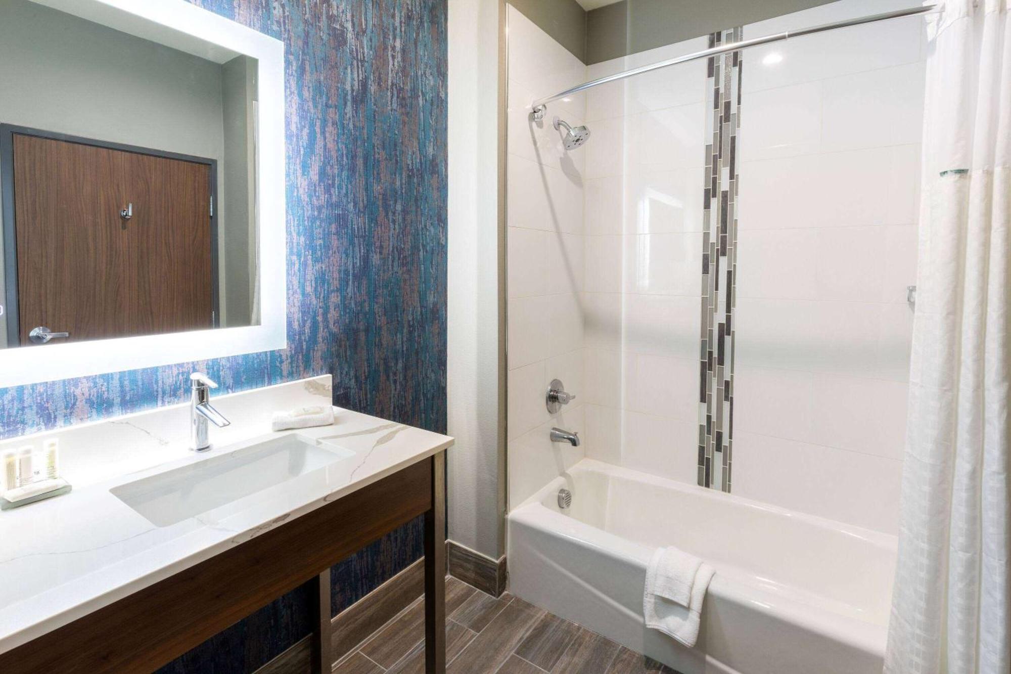King Room with Bath Tub - Mobility/Hearing Accessible - Non-Smoking