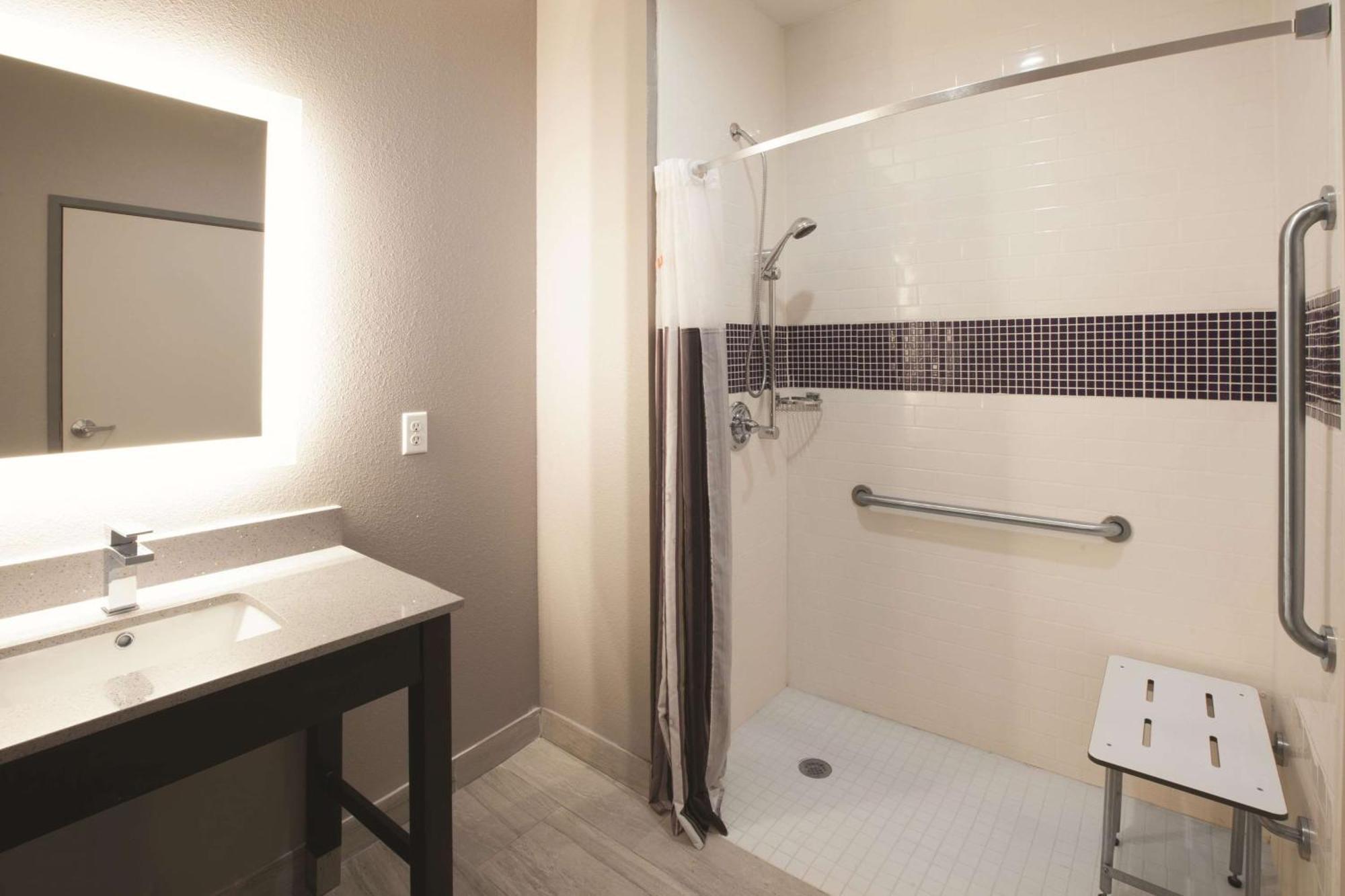 Deluxe King Room with Roll-In Shower - Mobility/Hearing Accessible - Non-Smoking