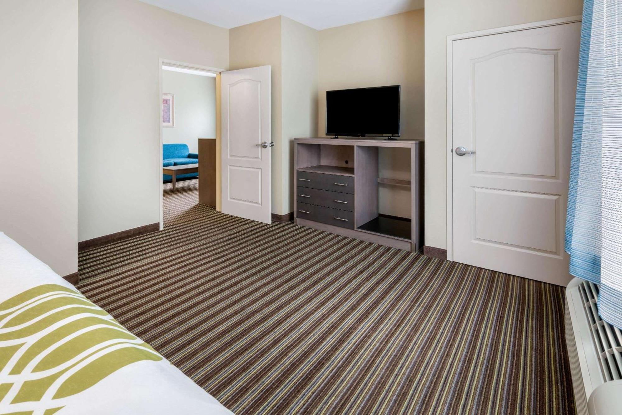 One-Bedroom King Suite - Non-Smoking