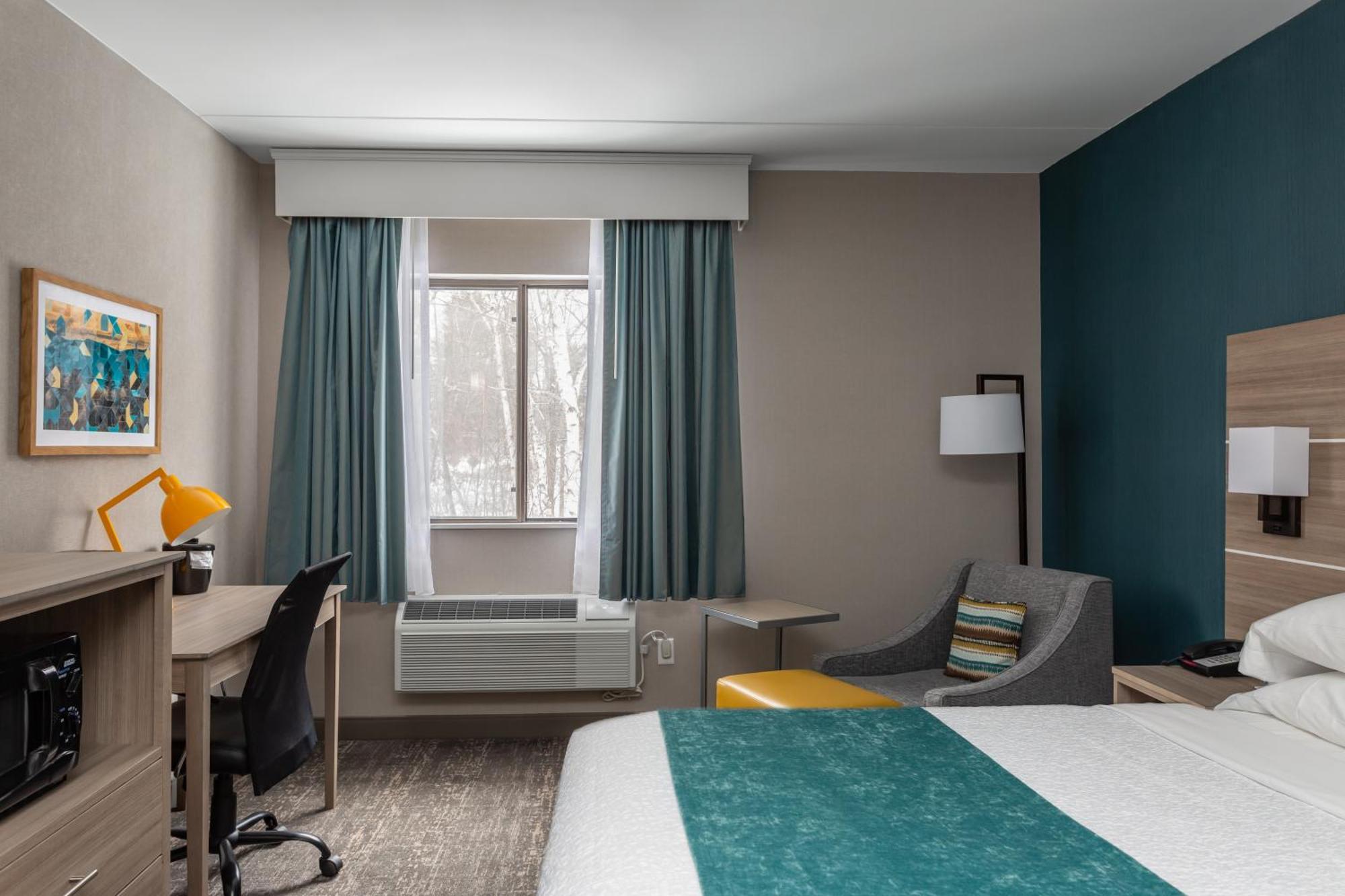 Queen Room with mobility Accessible Tub