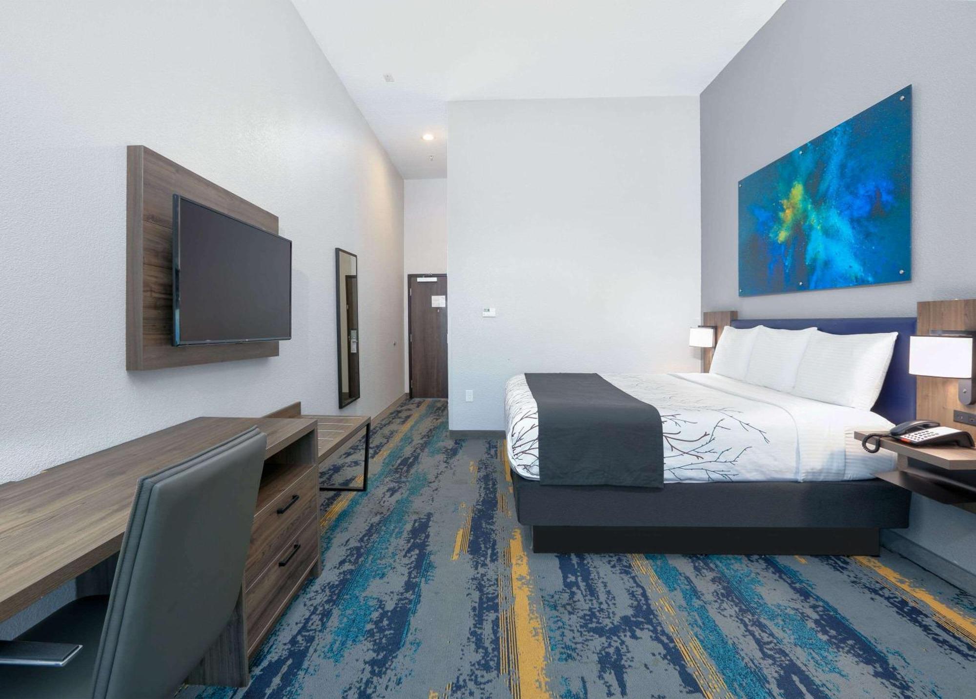 Deluxe King Room - Non-Smoking