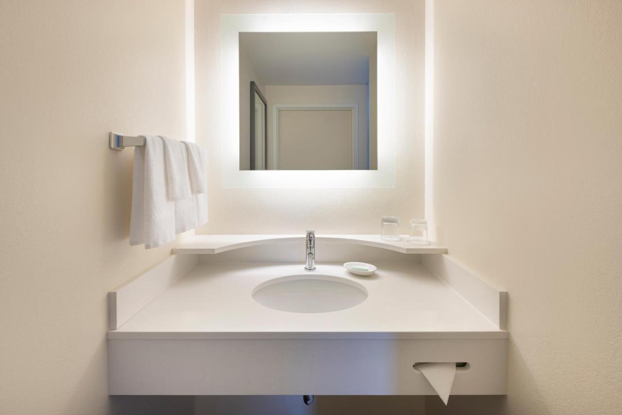 King Suite with Bathtub, Transfer Shower and Sofa Bed - Mobility Access/Hearing Accessible