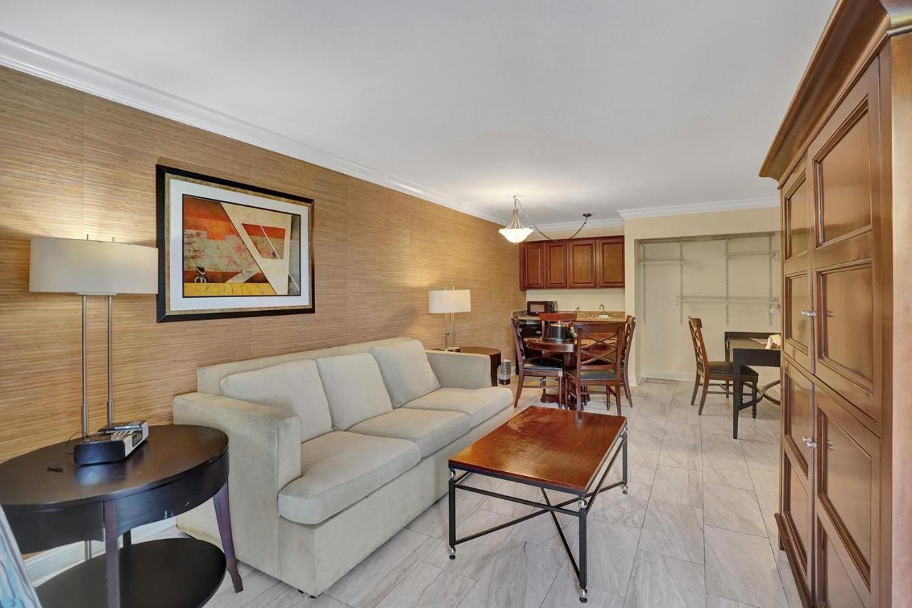 Executive Suite King Poolside