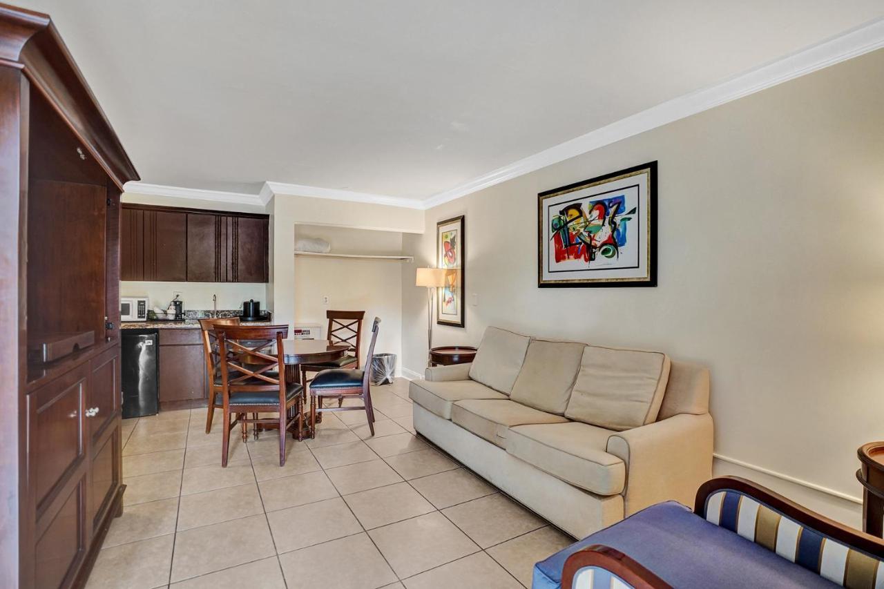 Traditional Suite King Bed Poolside