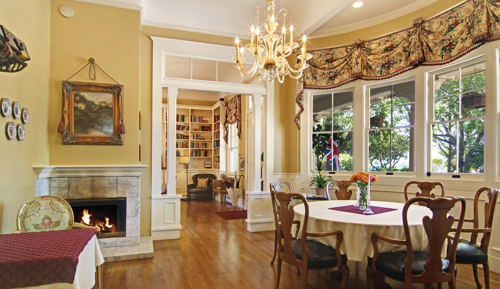Premier Queen Room - Railroad Baron