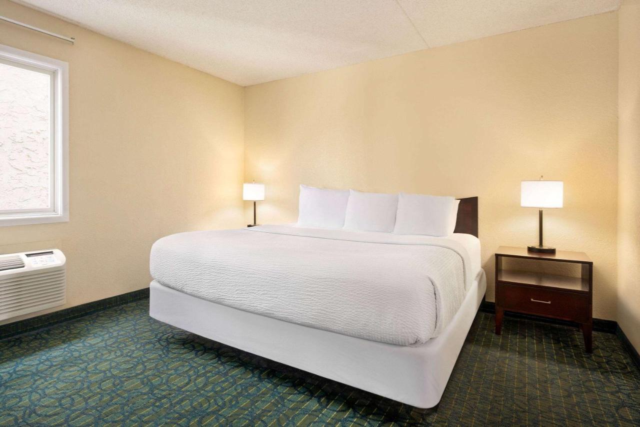 One-Bedroom King Suite with Partial Ocean View - Non-Smoking,1294035271:JPEG