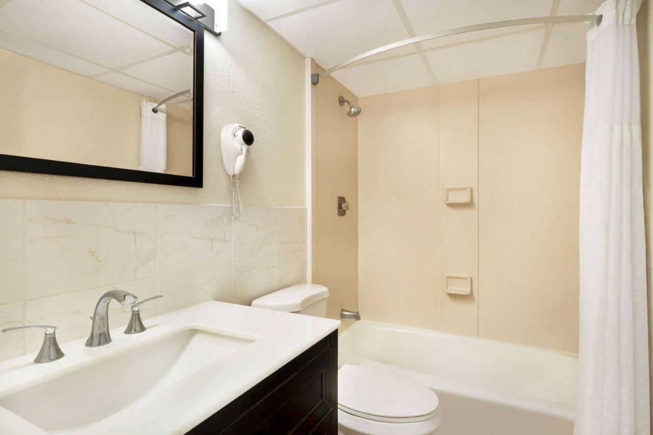 Two-Bedroom Suite with One Queen and Two Double Beds - Non-Smoking,1319068165:JPEG
